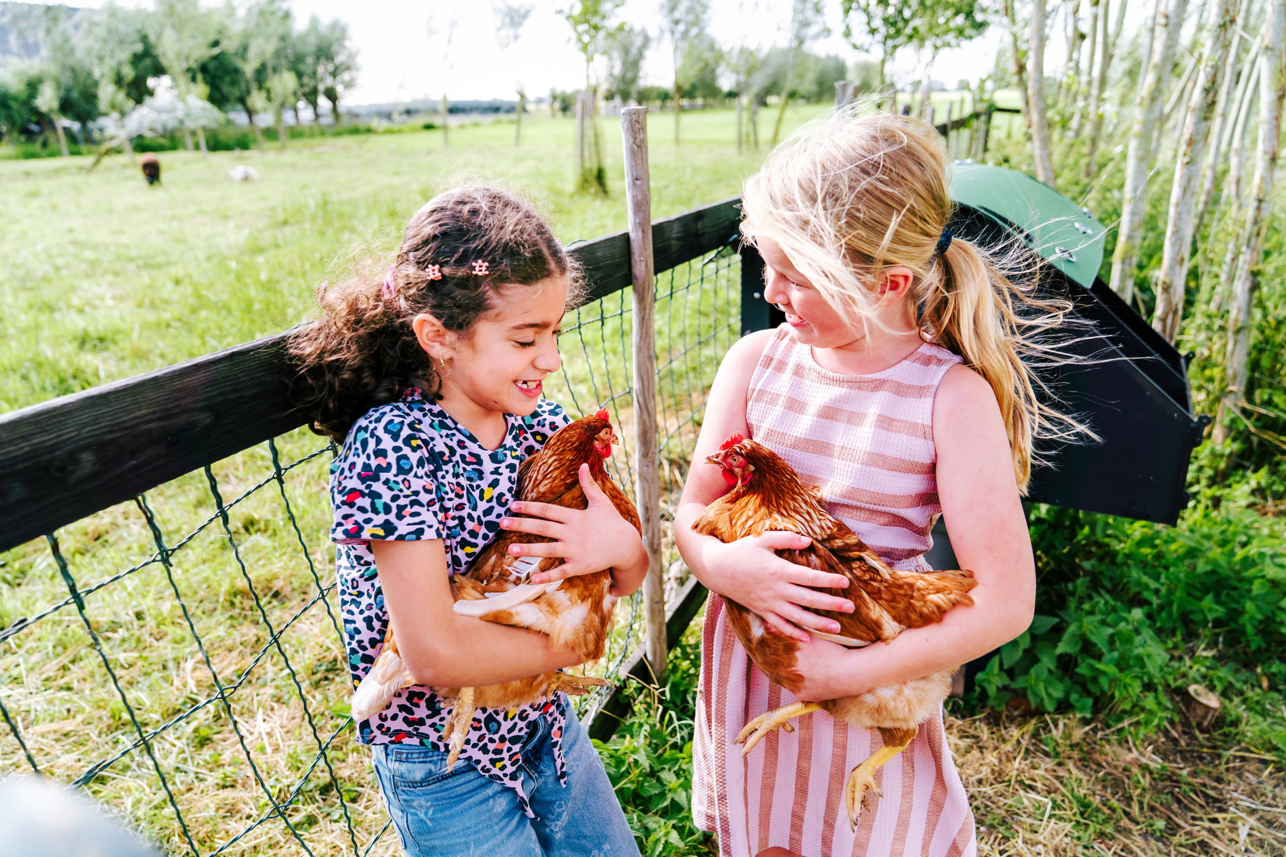 Cora’s dochter speelt met een van de kinderen uit een opvanggezin bij Huis van Hoop. Beeld Renate Bleijenberg-van Leeuwen