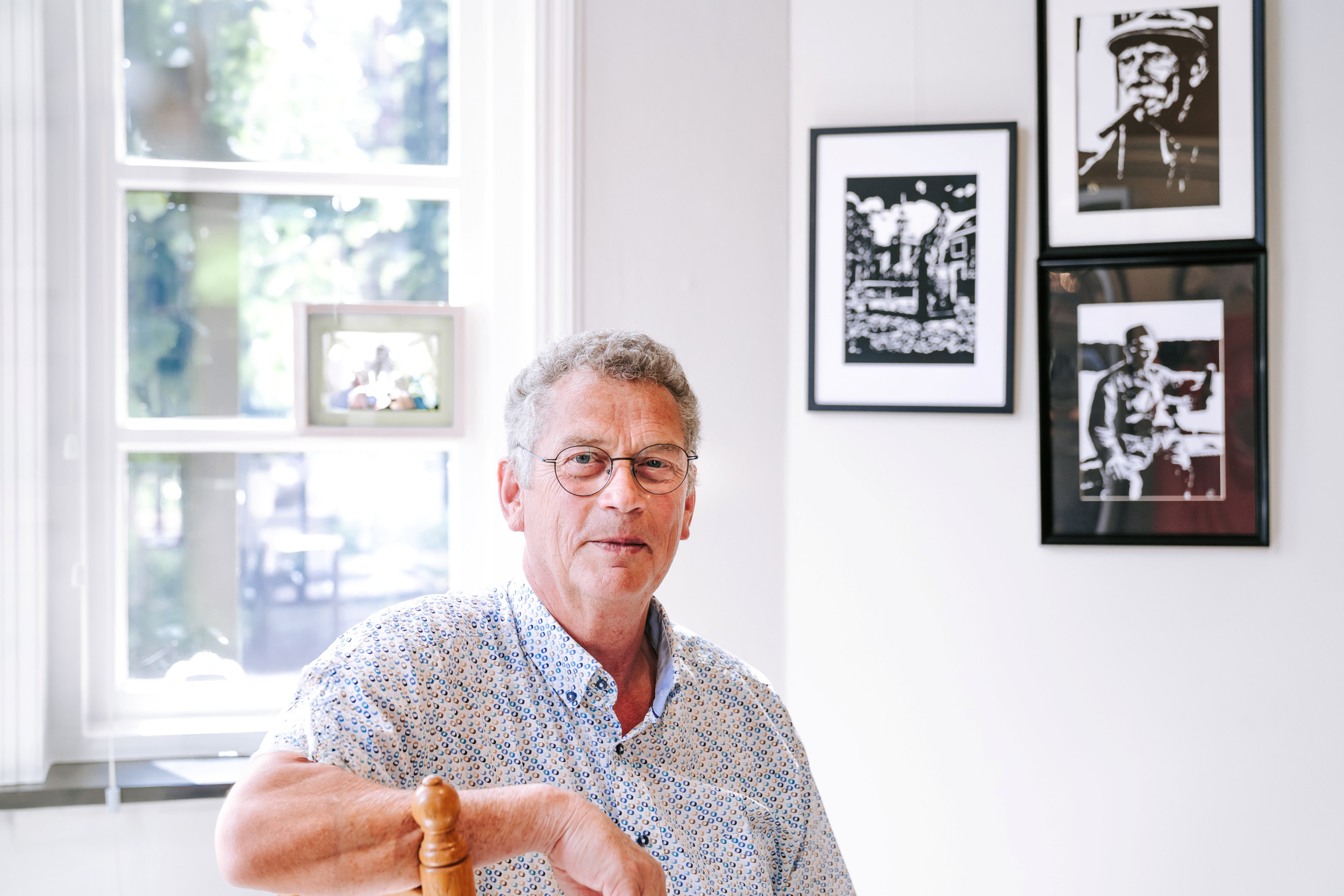 Papierknipkunstenaar Henk Kapitein. beeld Renate Bleijenberg