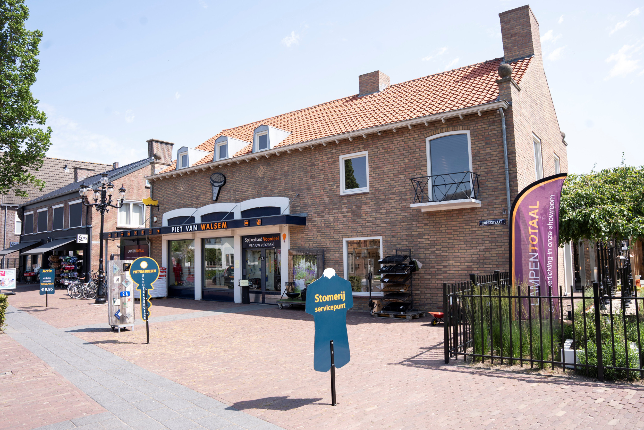 OPHEUSDEN. Terdege/TD Dorpswinkel Piet van Walsem en LampenTotaal in Opheusden. beeld Niek Stam