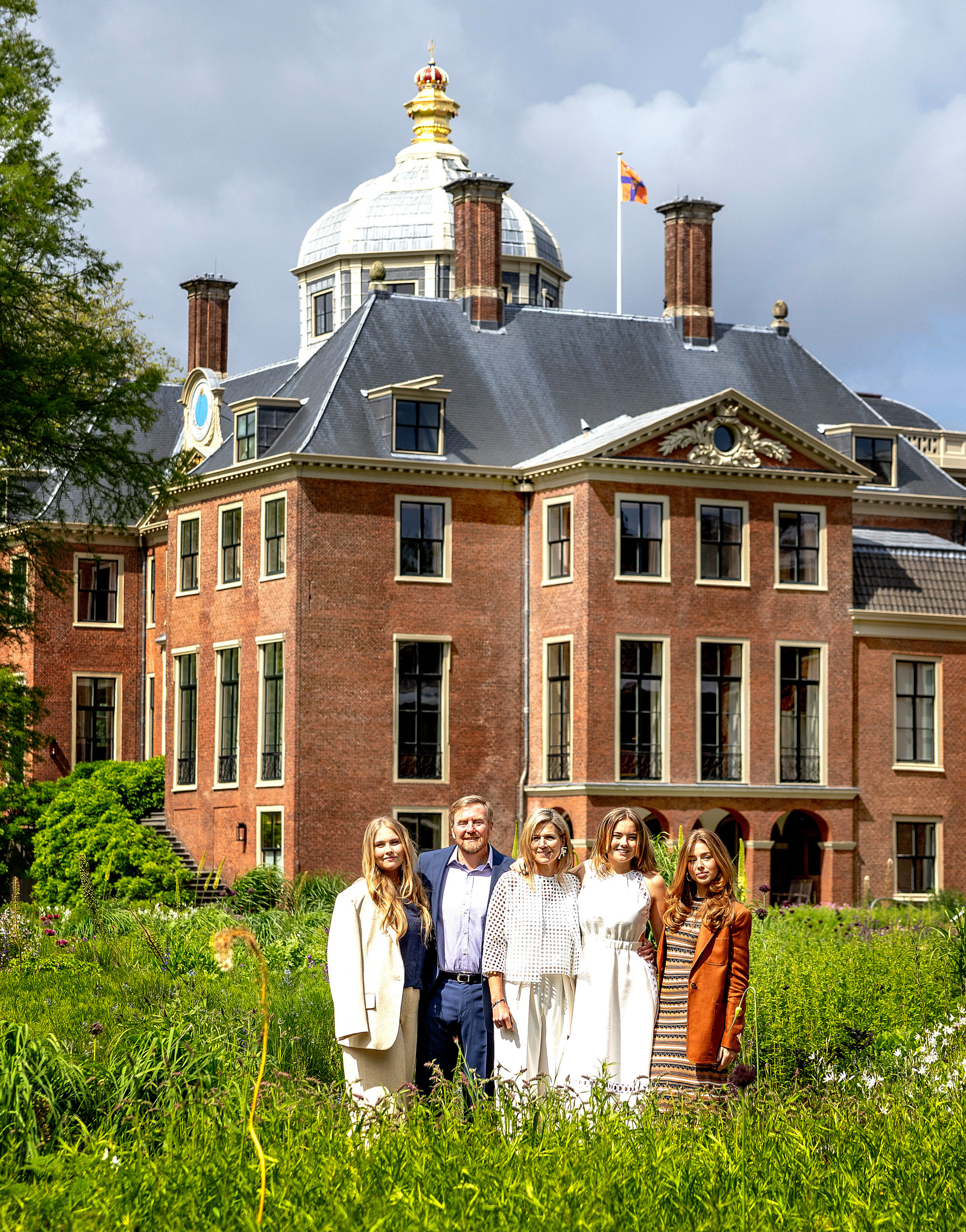 Koningin Maxima en Koning Willem-Alexander met prinses Amalia, Alexia en Ariane poseren voor de media tijdens de jaarlijkse fotoshoot bij paleis Huis Den Bosch in Den Haag. Beeld © PPE/Nieboer