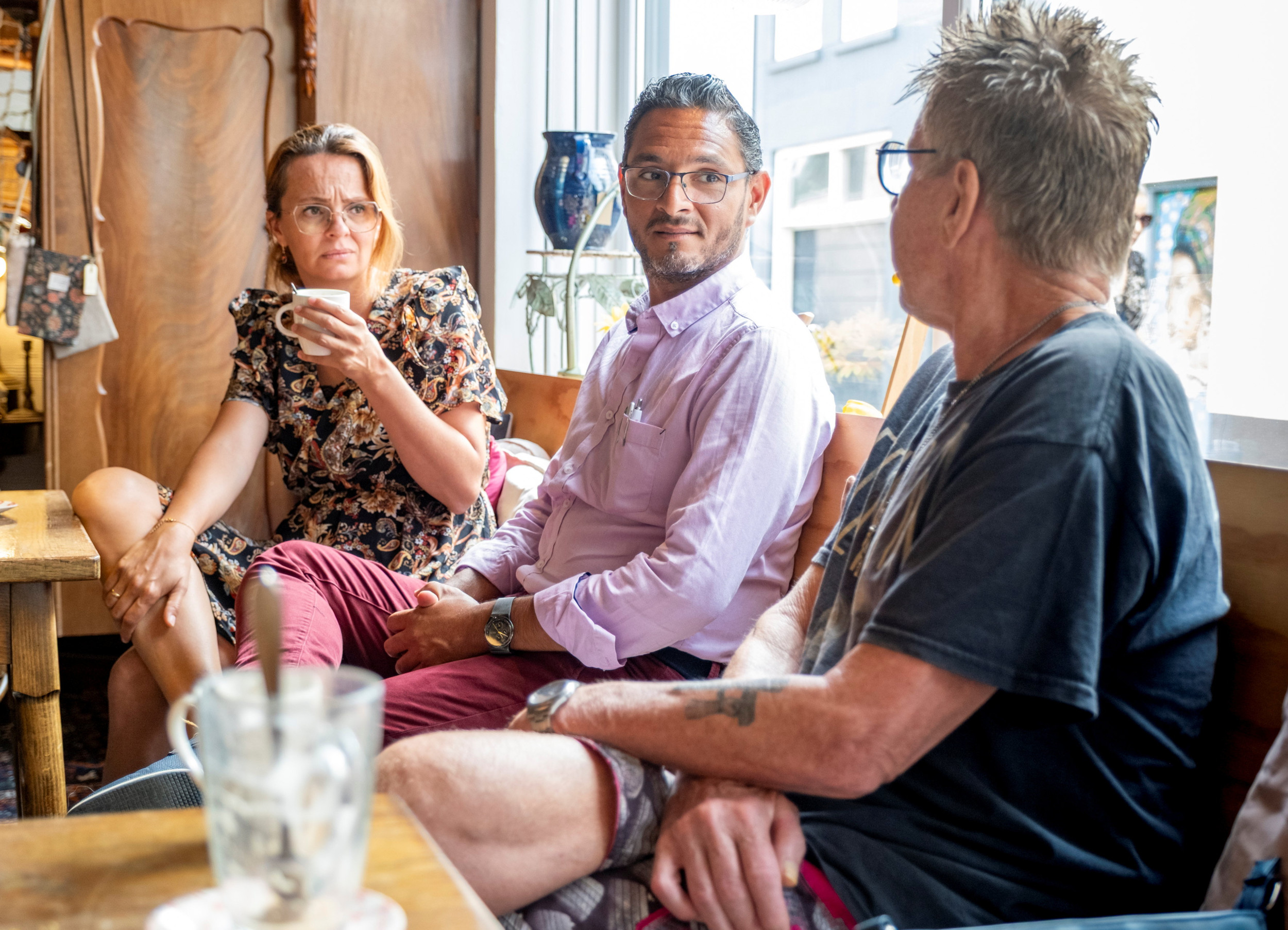  Cristian en Annelien Dekker in gesprek met een bezoeker van de winkel van Hoop voor Vlissingen aan de Walstraat.  beeld Dirk-Jan Gjeltema