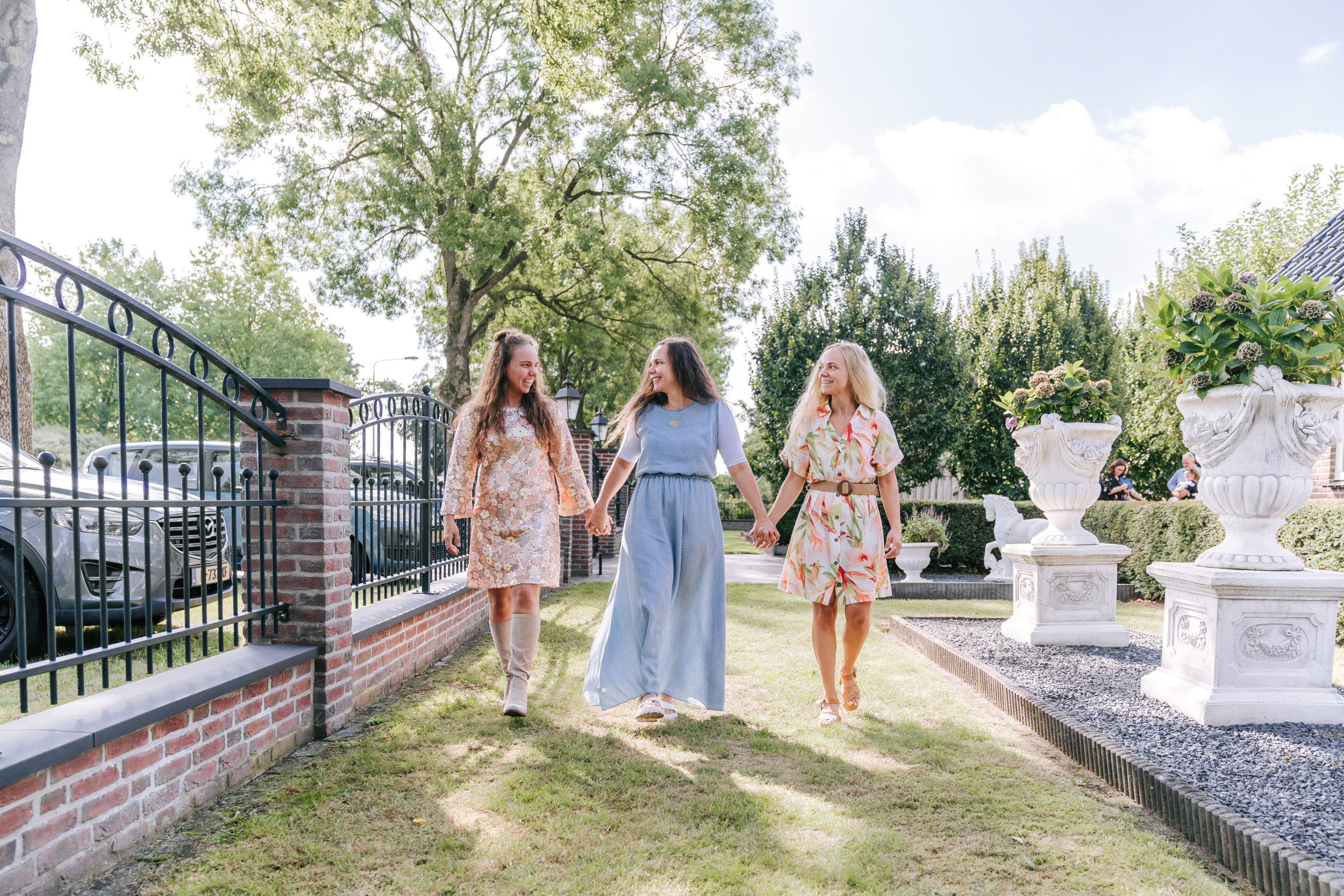 De zussen Heidi, Rosan en Madelon (v.l.n.r.) kregen alle drie een tweeling. beeld Renate Bleijenberg-van Leeuwen