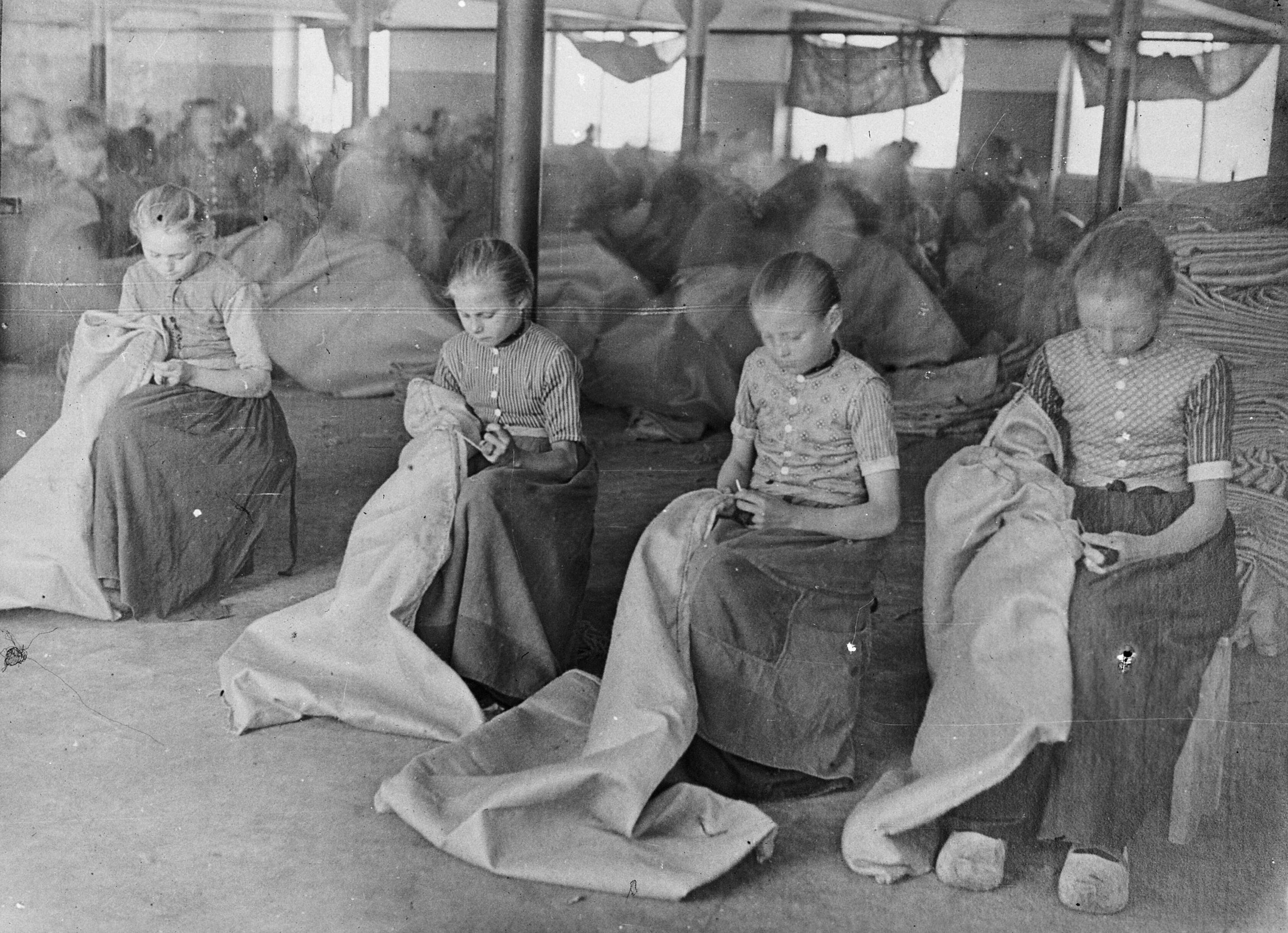 oude foto van naaiende meisjes