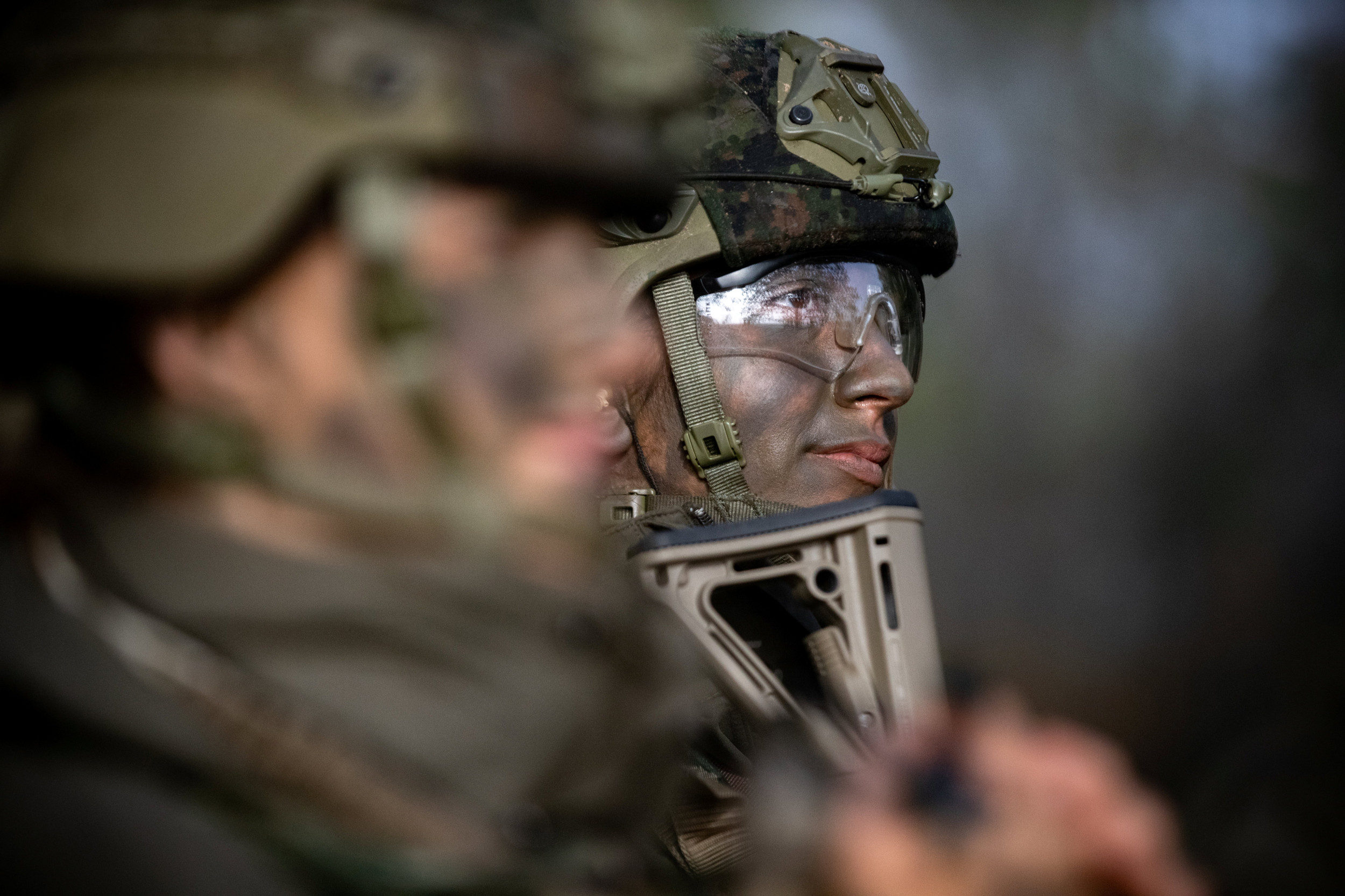 Militair met groen geschminkt gezicht.