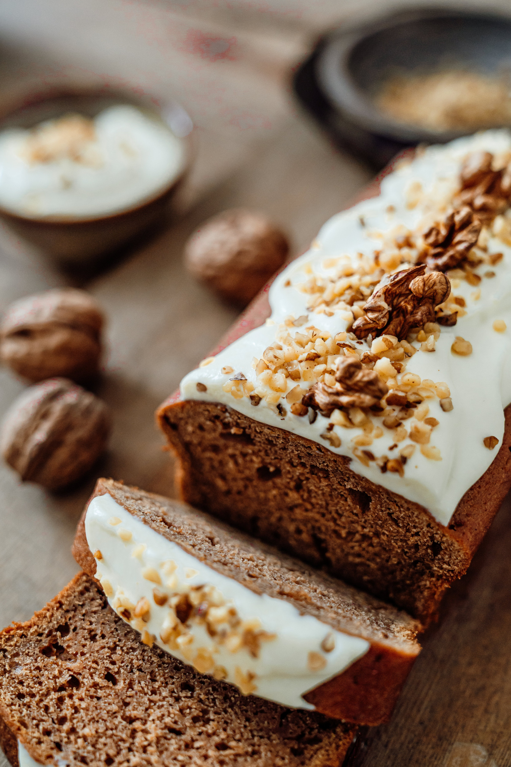 Donkere cake met frosting.