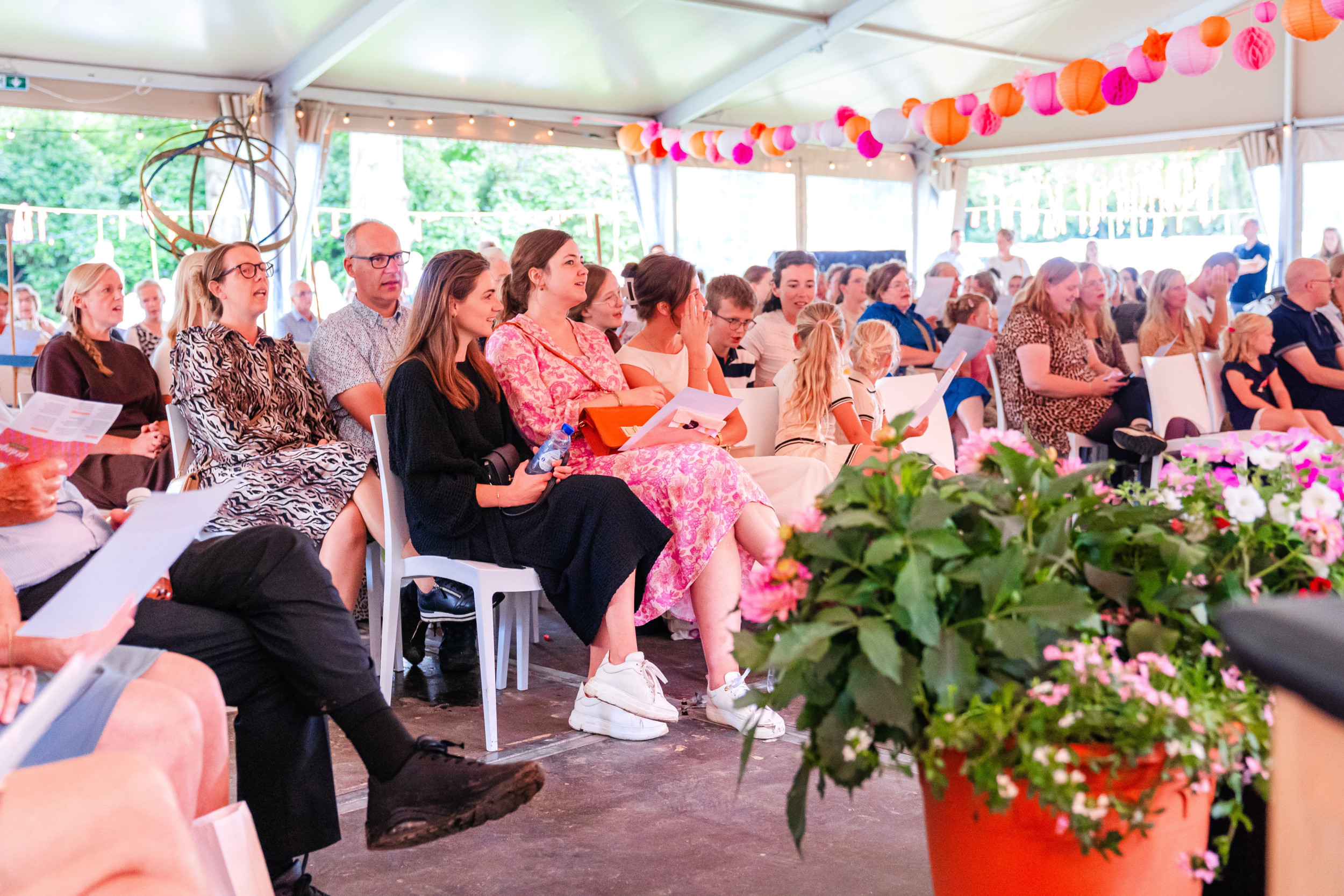 Een groep mensen zittend op witte st