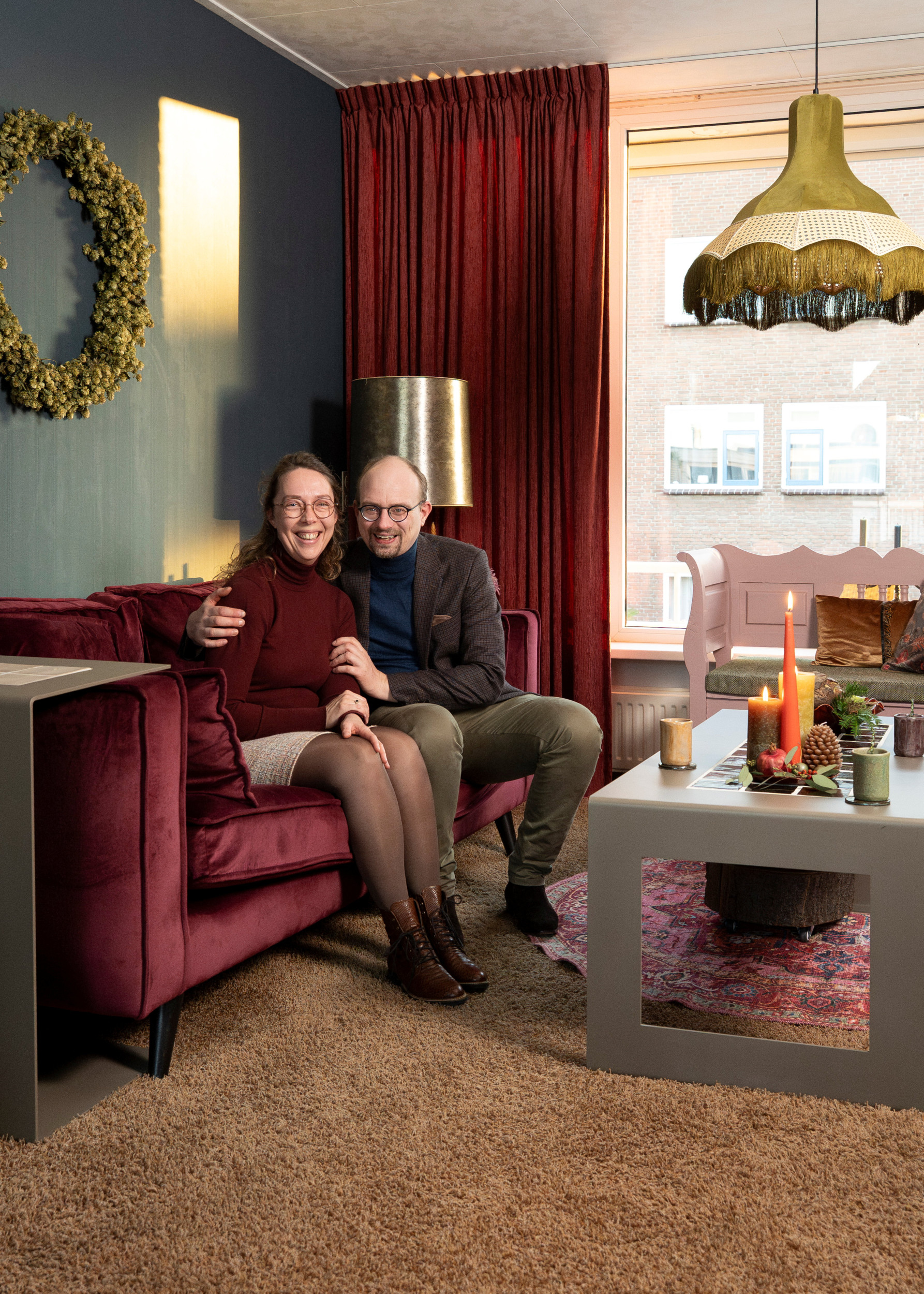man en vrouw op een rode bank
