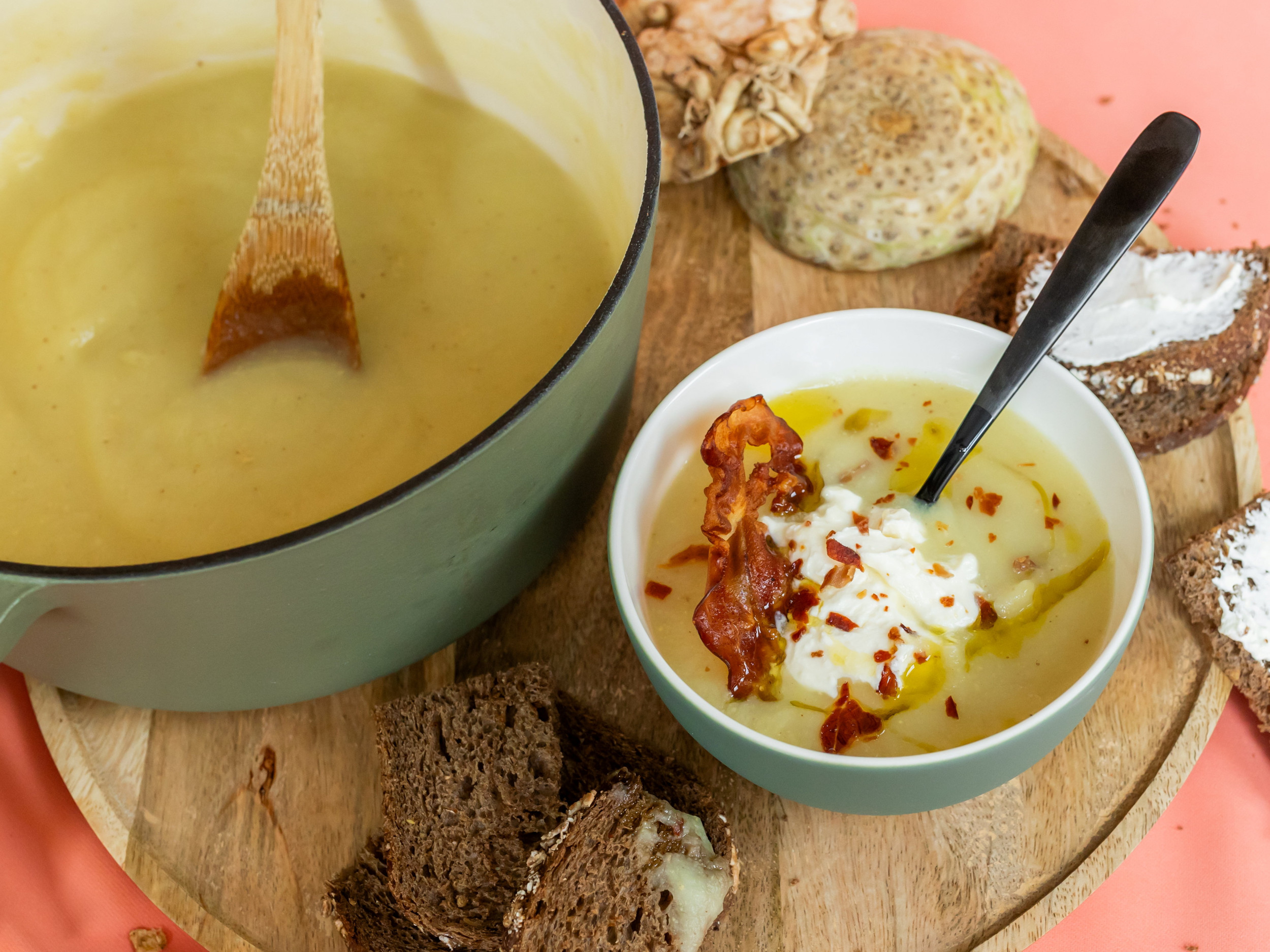 Een pan en een kom met soep, en brood.