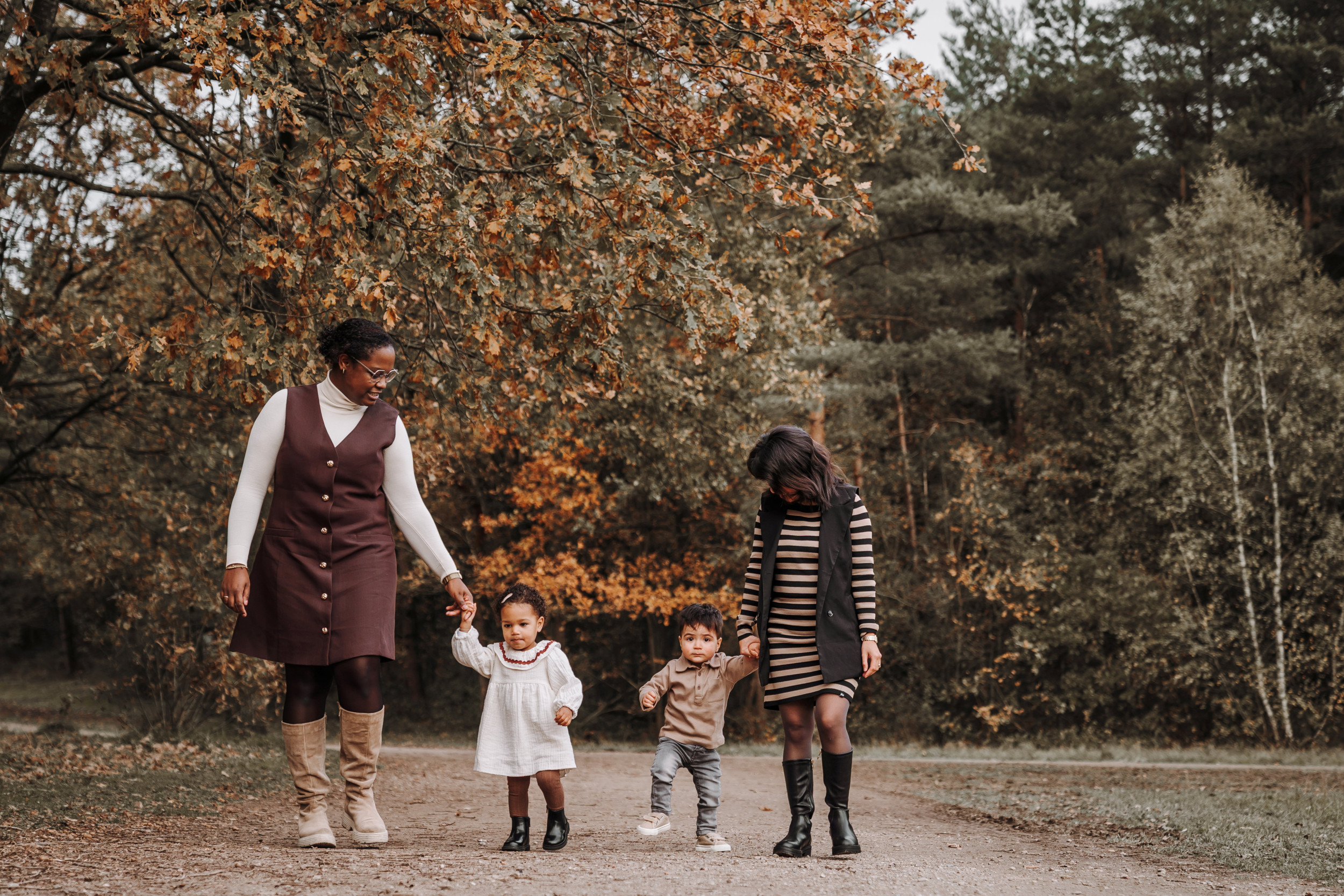 Twee vrouwen met hun kindjes.