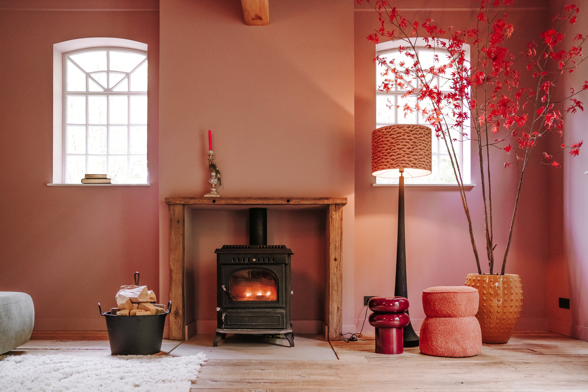 De grote huiskamer heeft een kachel die via een ingenieus systeem het hele huis van warmte voorziet. De muren zijn lichtpaars. Liesbeth: „Een van mijn lievelingskleuren.”