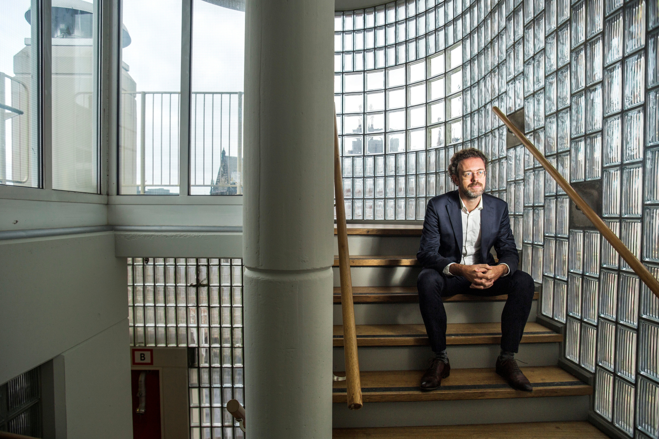 Prof. dr. Bart Wallet op de trappen van de Universiteit van Amsterdam.