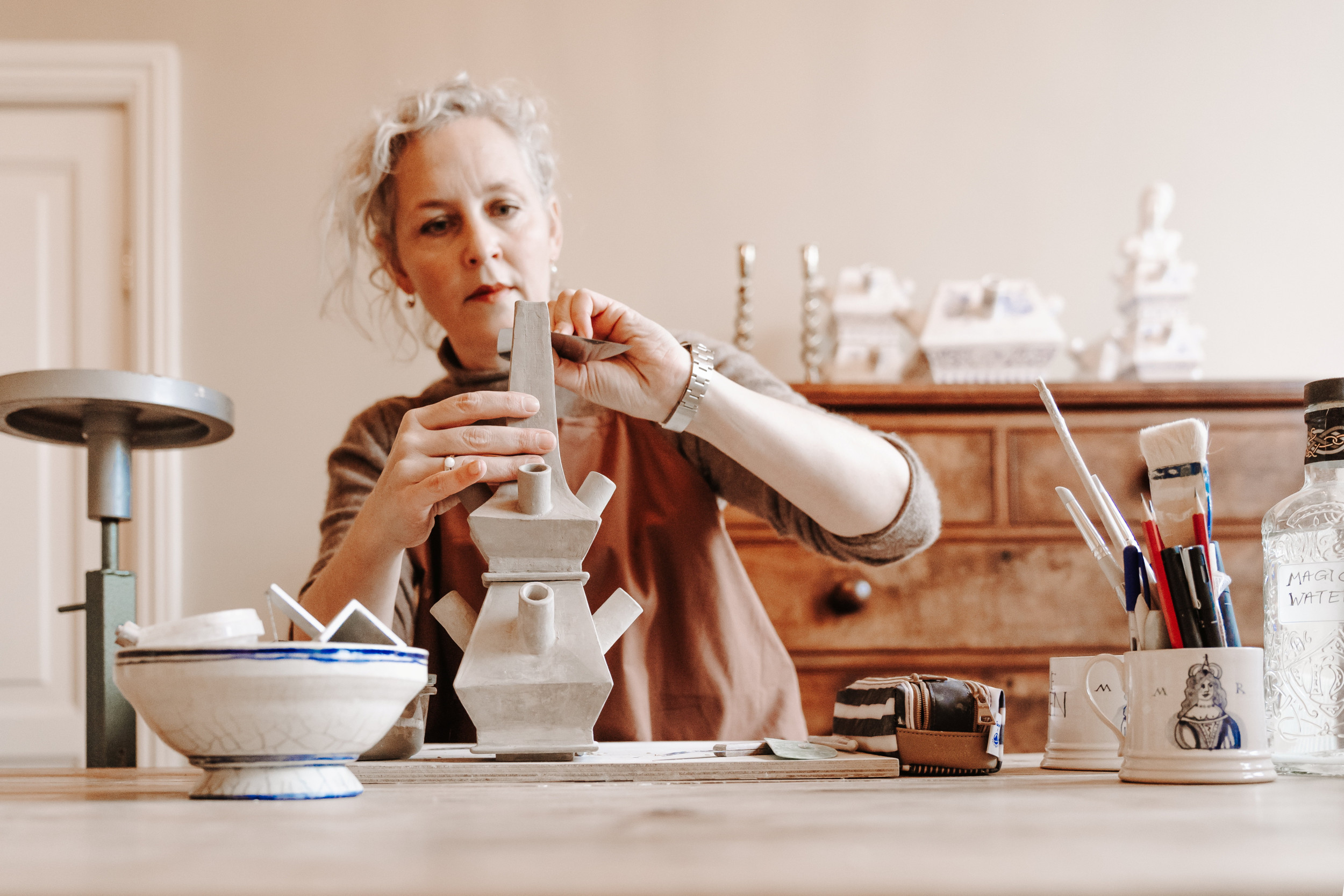 Een vrouw maakt keramiek.