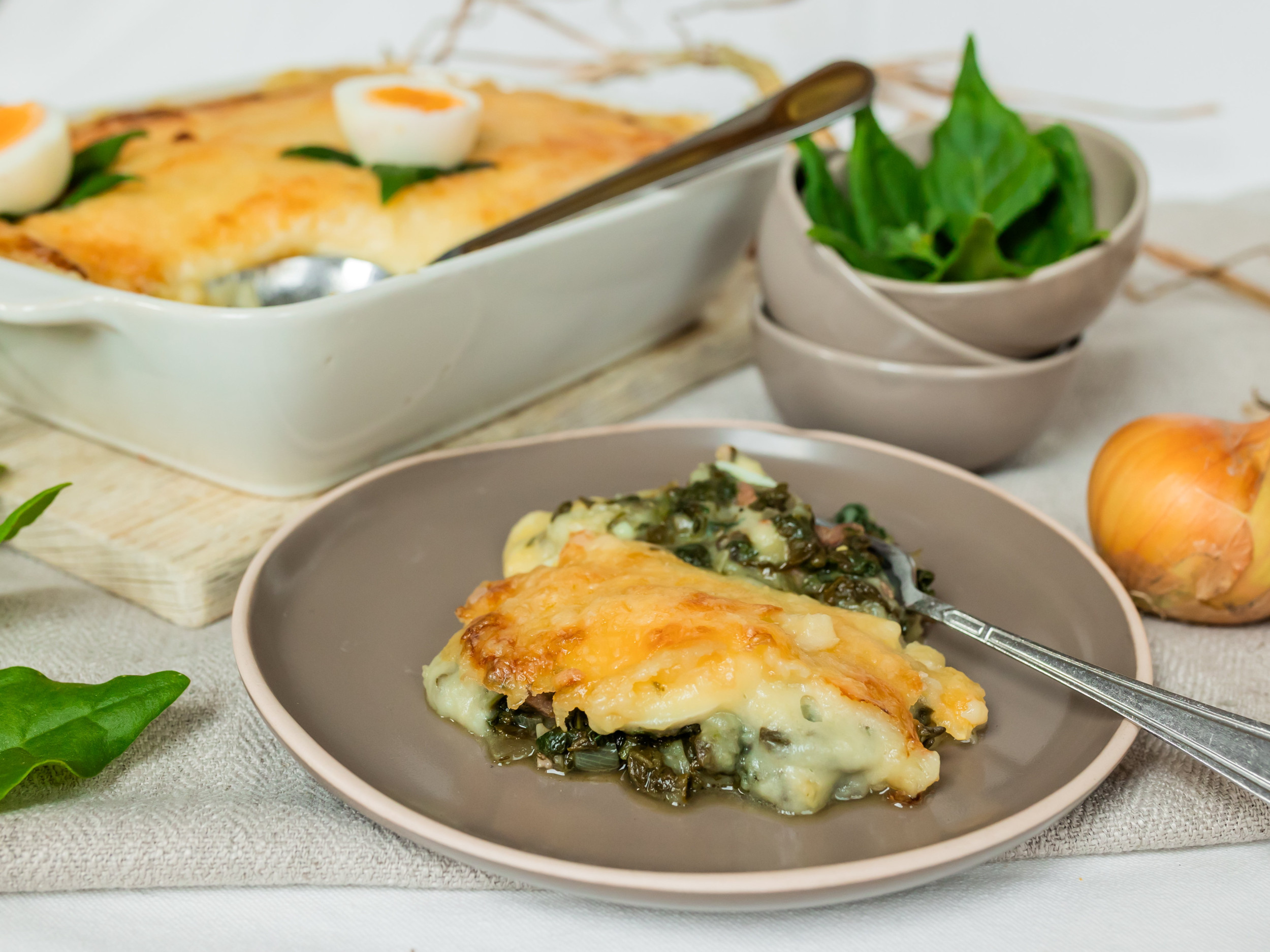 Bord en ovenschotel met spinazie.