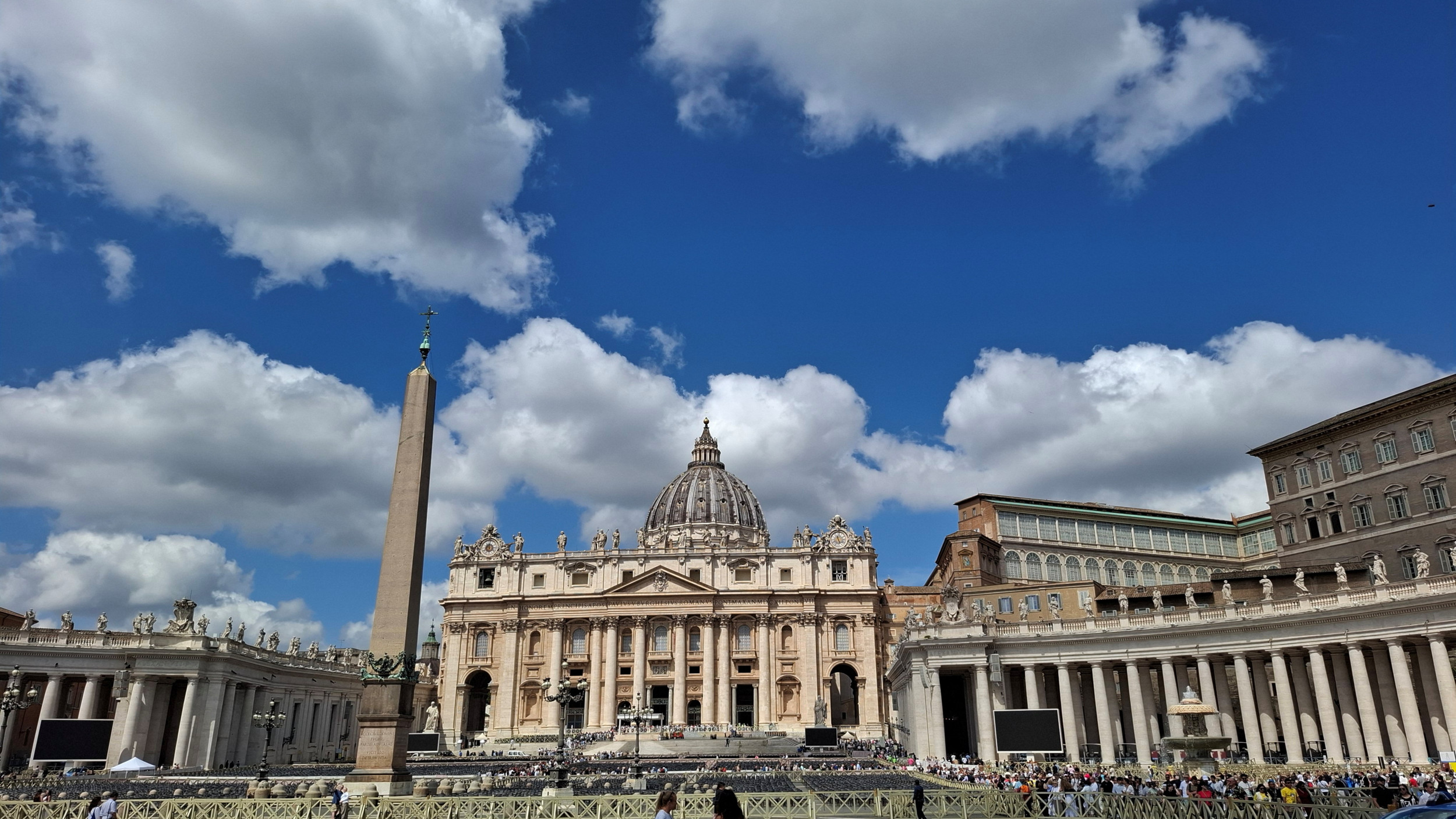 André en Sander bezoeken de Sint-Pietersbasiliek in Rome,