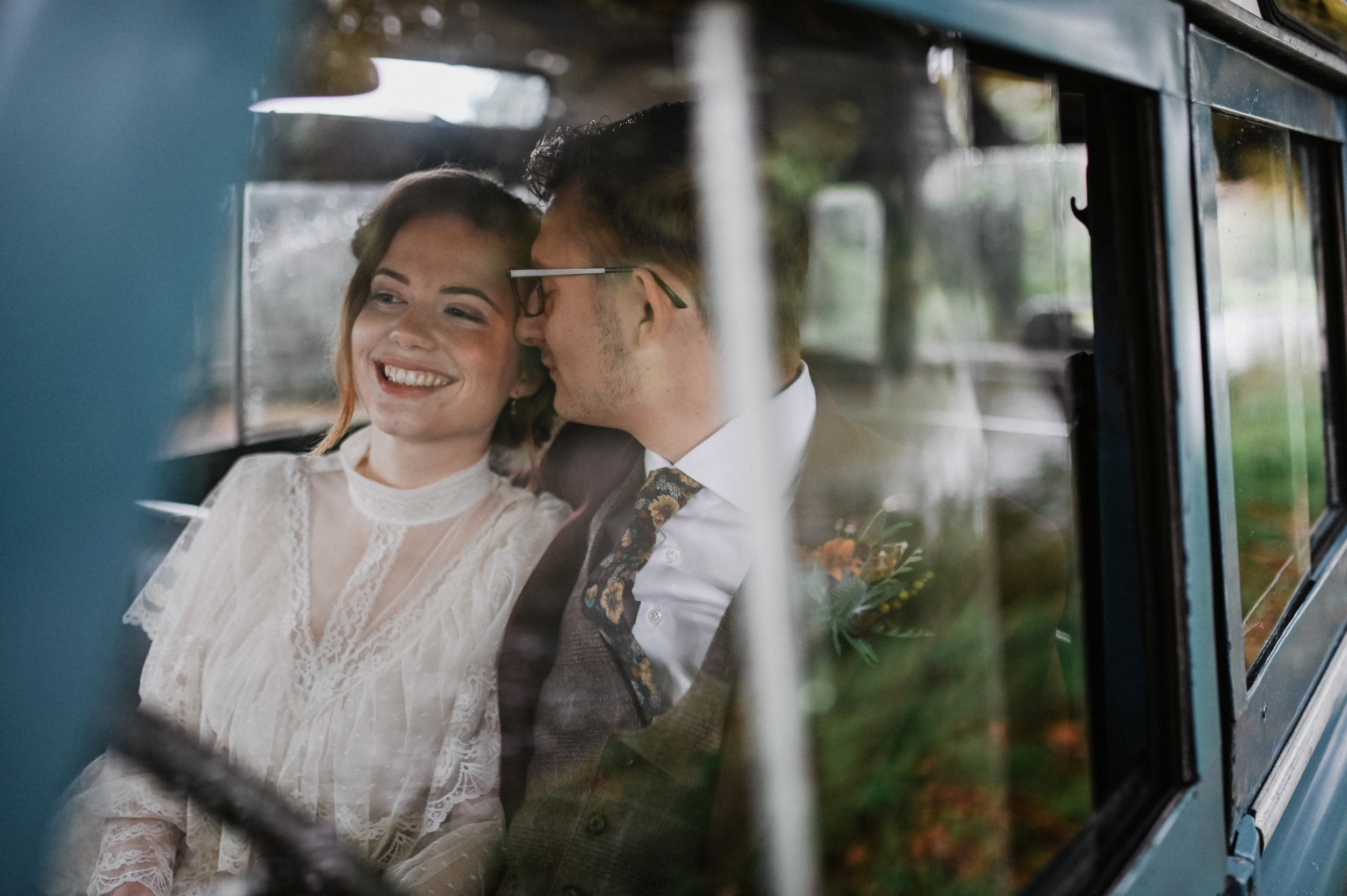 Bruidspaar in een auto.
