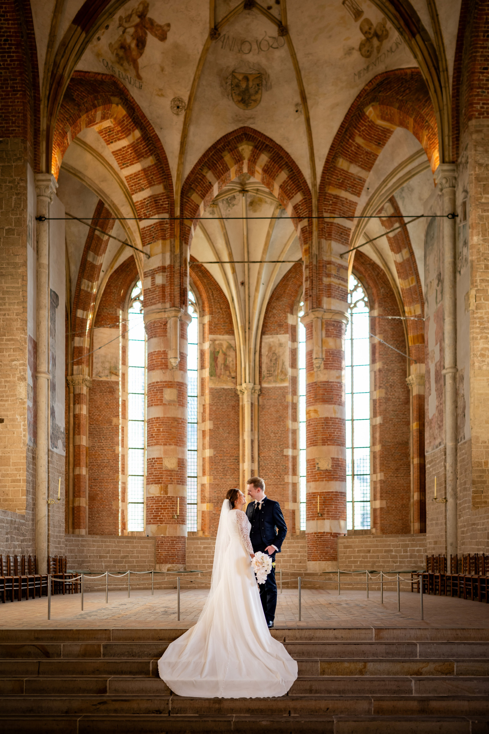 Bruidspaar in een kerk