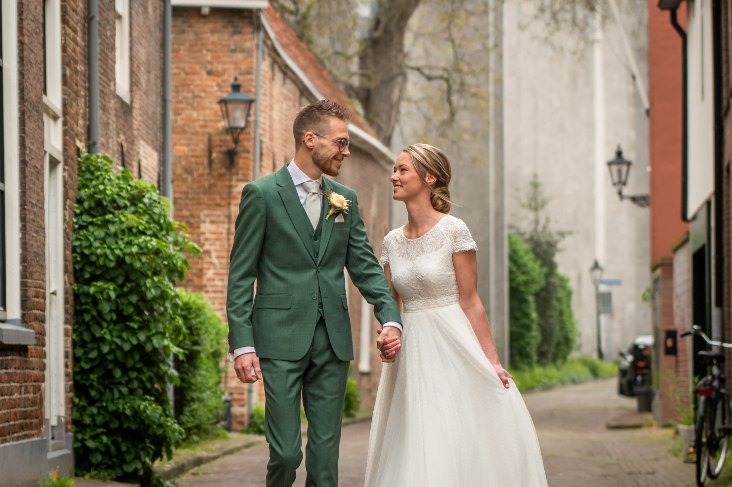 Zelfgemaakte trouwjurk Heline. Beeld Theo van Woerden