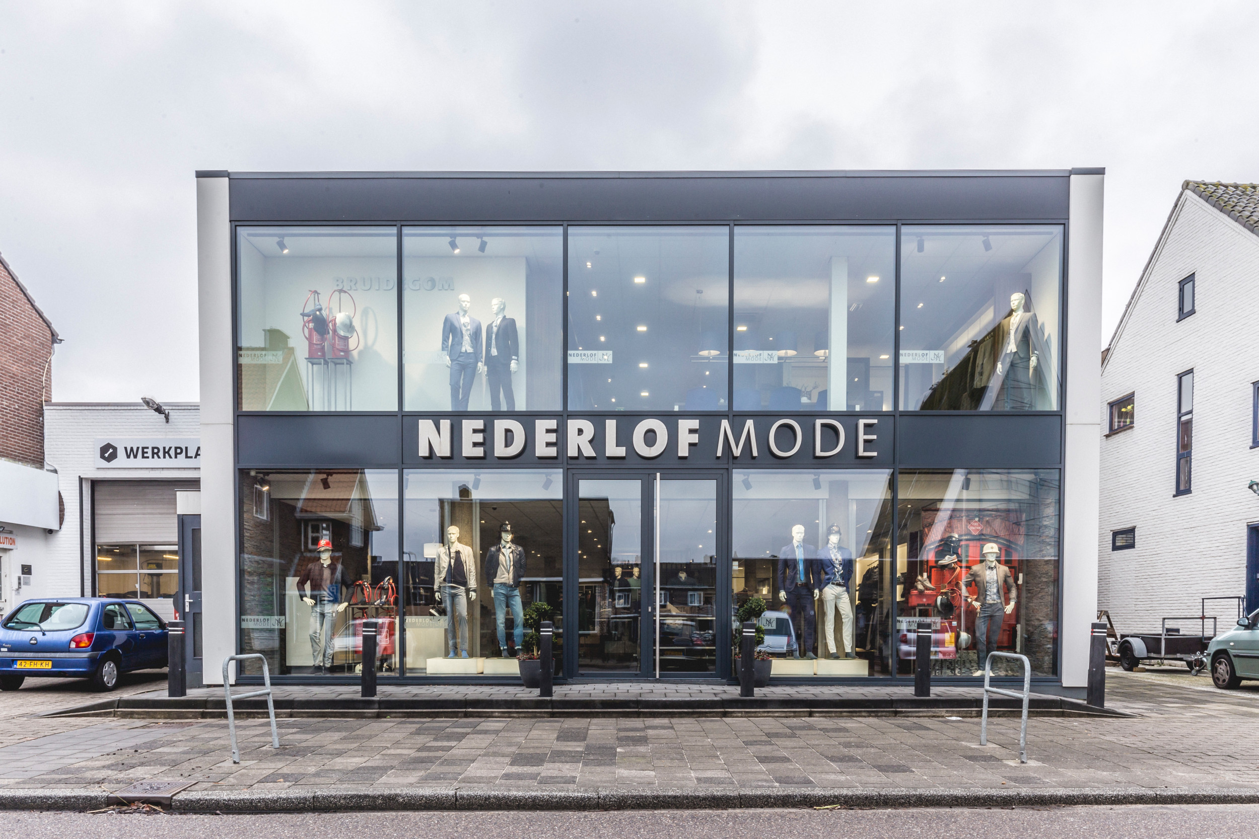 Etalage van een modezaak voor herenmode