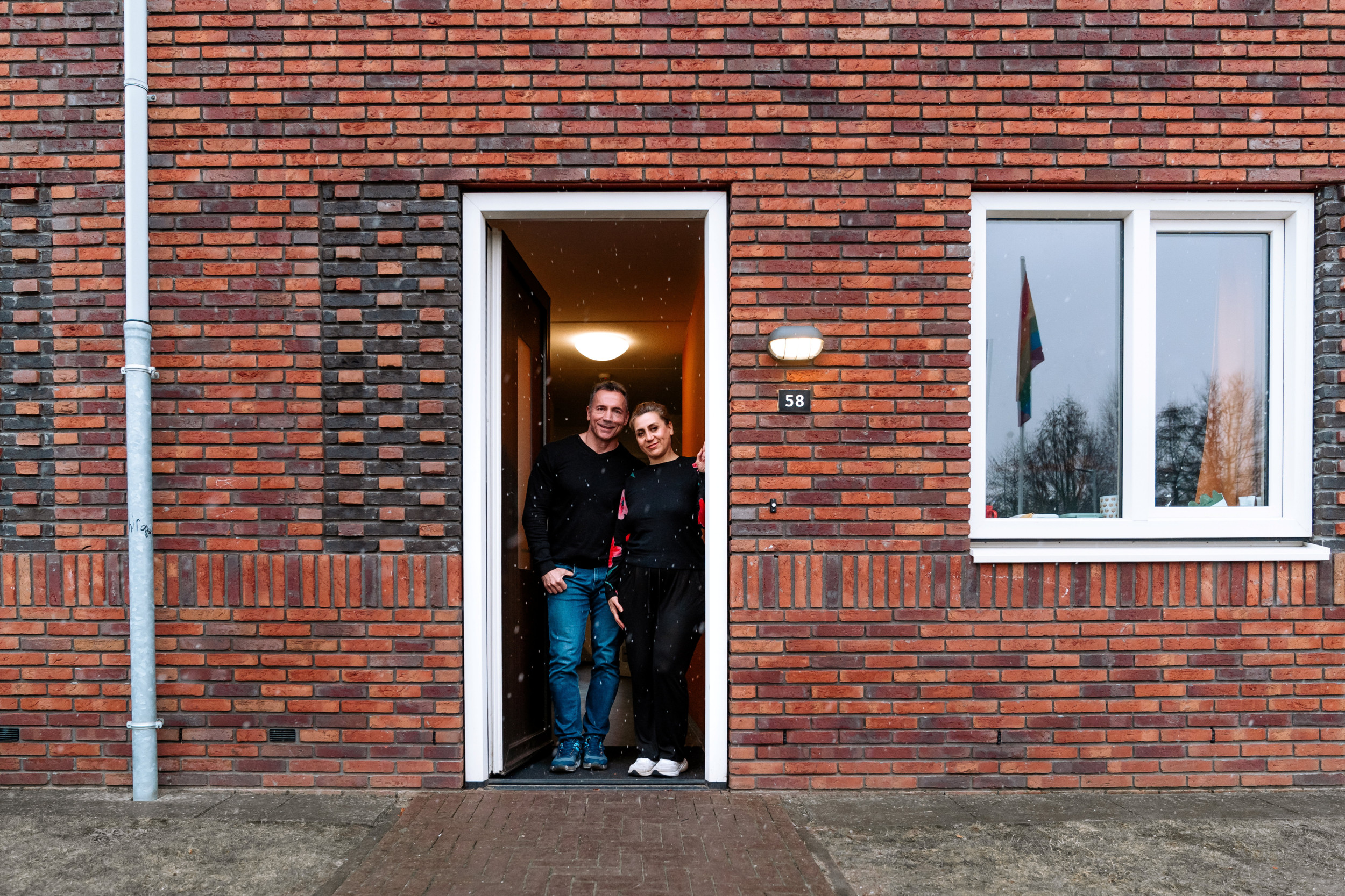 Man en vrouw in de deuropening van een woning.