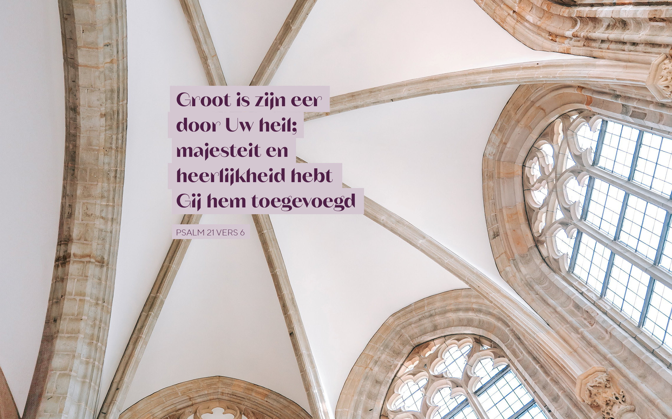 Het dak van een kerk als achtergrond van de tekst van Psalm 21:6: „Groot is zijn eer door Uw heil, majesteit en heerlijkheid hebt Gij hem toegevoegd”.