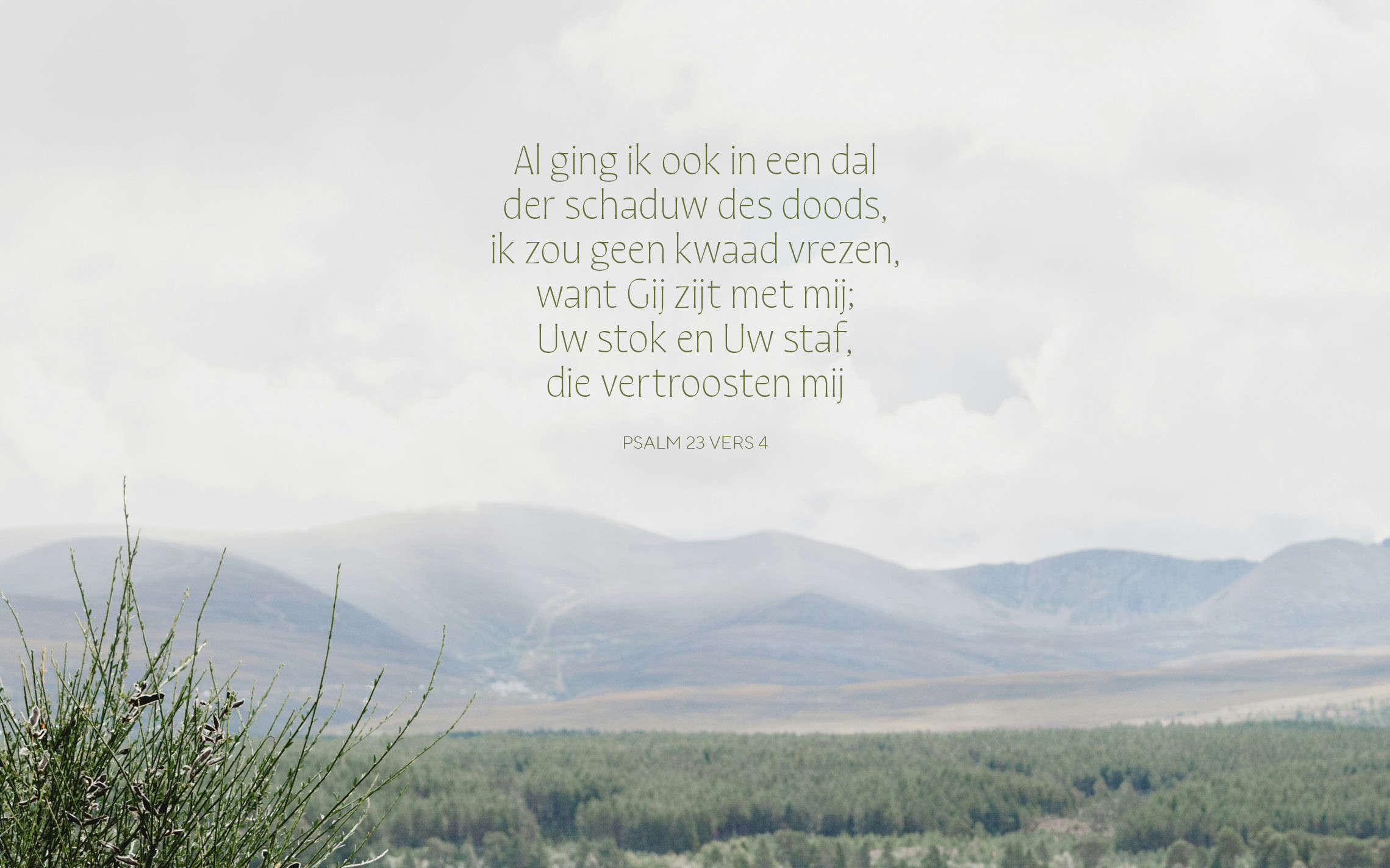 Een berglandschap met op de voorgrond gras. In de lucht staat de tekst uit Psalm 23:4: ‘Al ging ik ook in het dal der schaduw des doods, ik zou geen kwaad vrezen, want Gij zijt met mij, Uw stok en Uw staf, die vertroosten mij. 