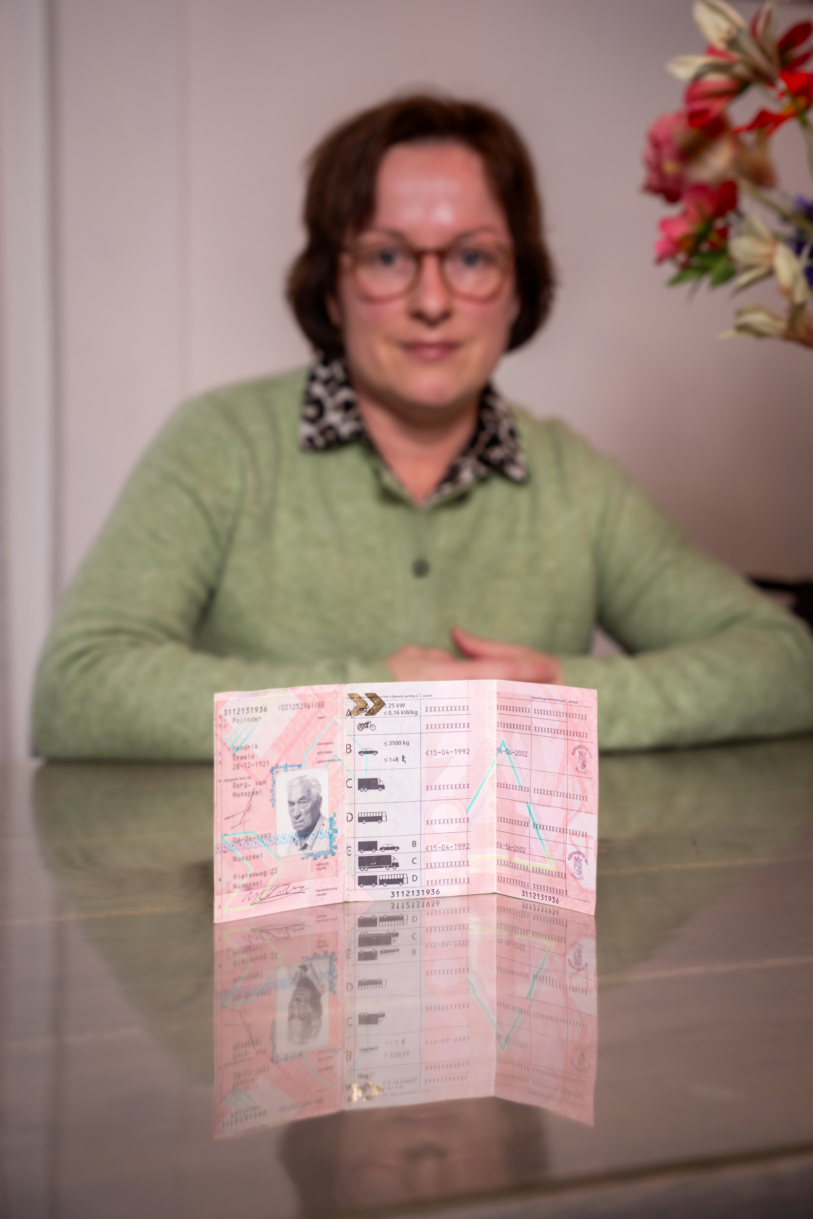 Foto van Henrike Verweij met rijbewijs van haar opa