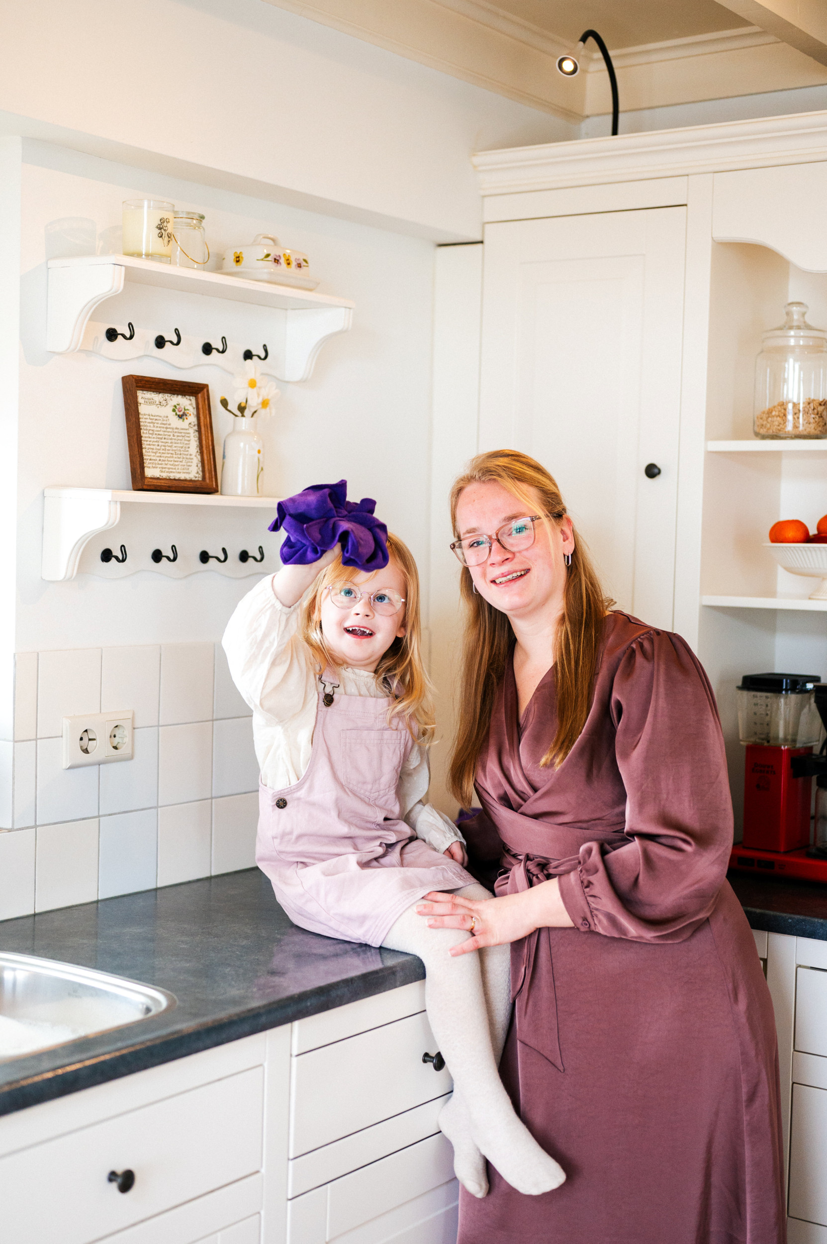 Melissa de Waal poseert met haar dochtertje bij de keuken in haar huis.
