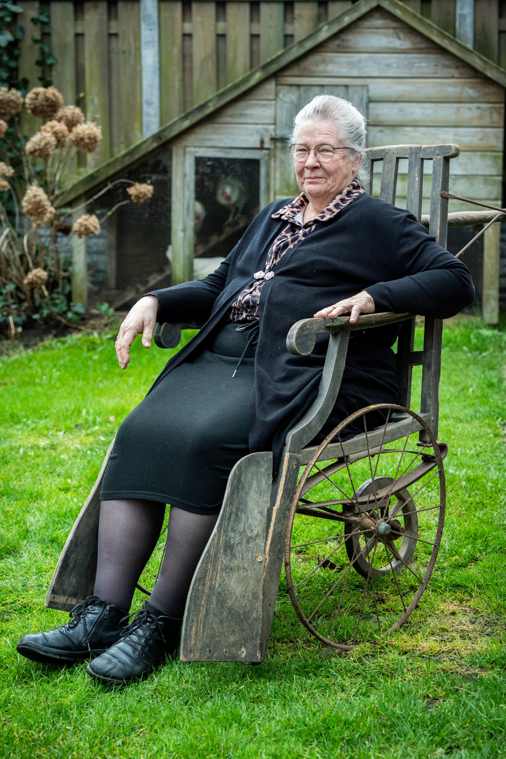 Mevrouw Geertje van der Schans heeft een heel oud looprek en de oude rolstoel van haar opoe. beeld Maikel Samuels