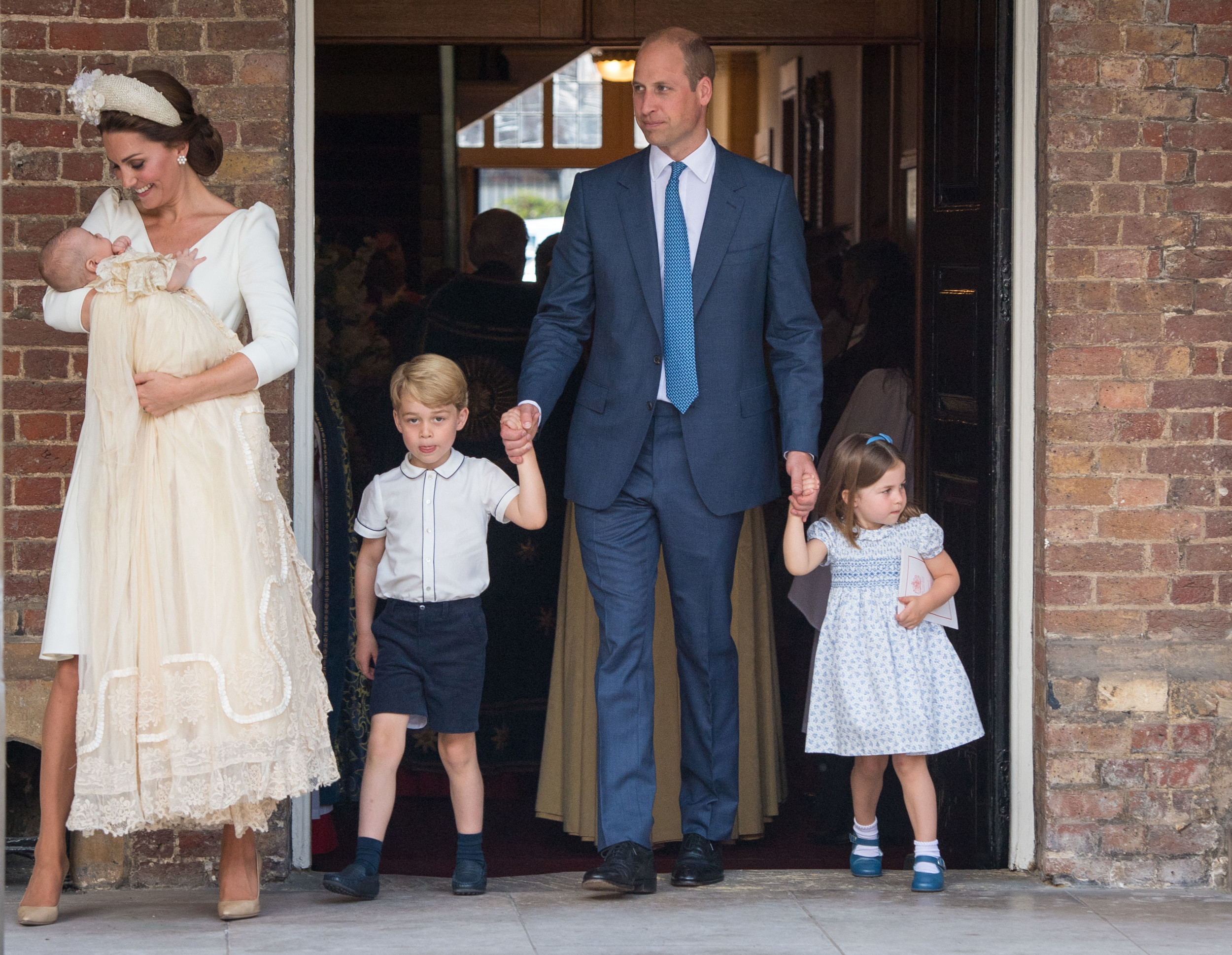 De kinderen van de Britse prins William werden gedoopt in een jurk die op het blote oog niet van de echte te onderscheiden was.
beeld AFP, Dominic Lipinski