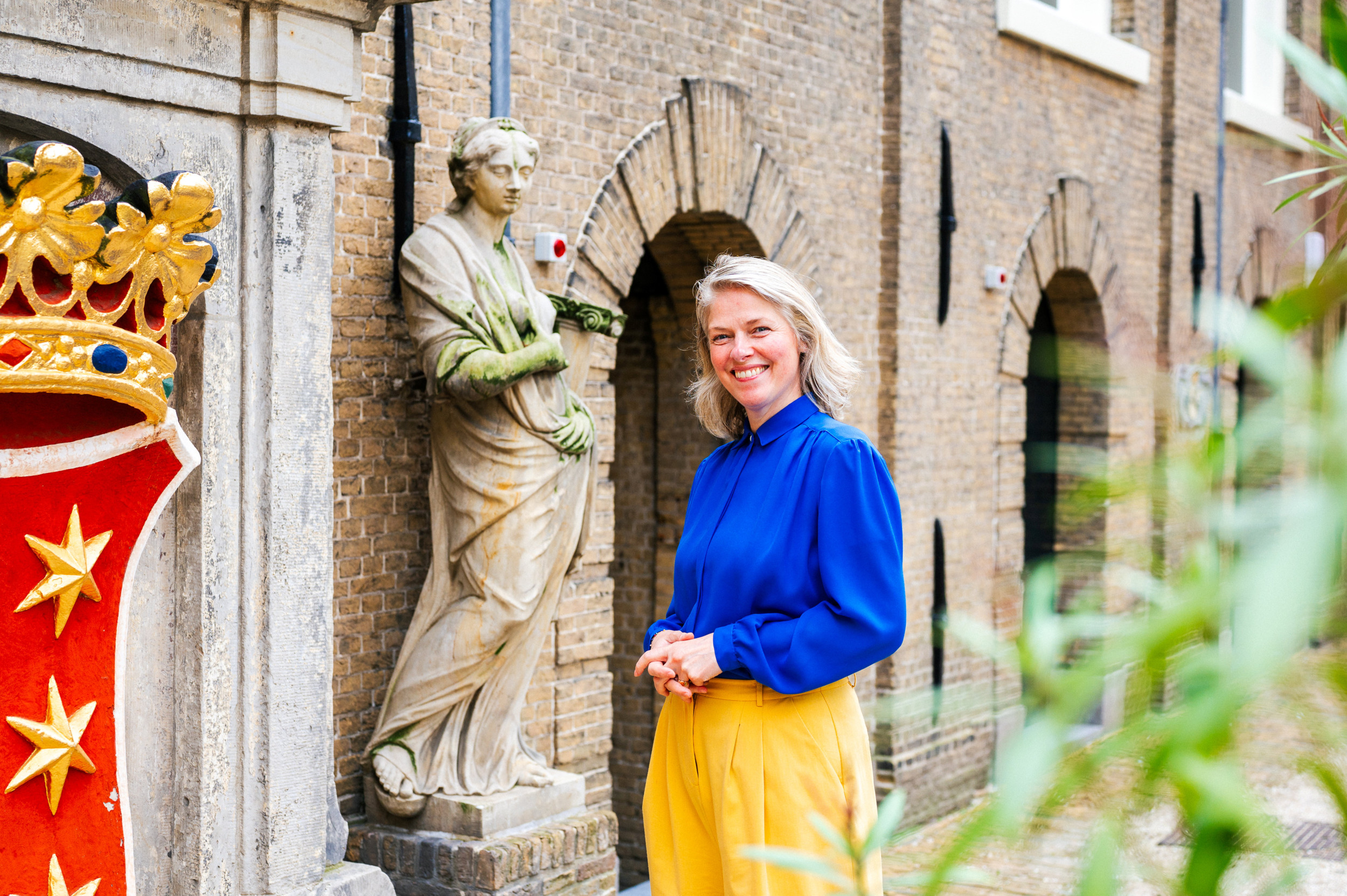 Femke Haijtema, directeur Museum Gouda, staat voor de ingang van het monumentale pand waarin het museum is gevestigd.