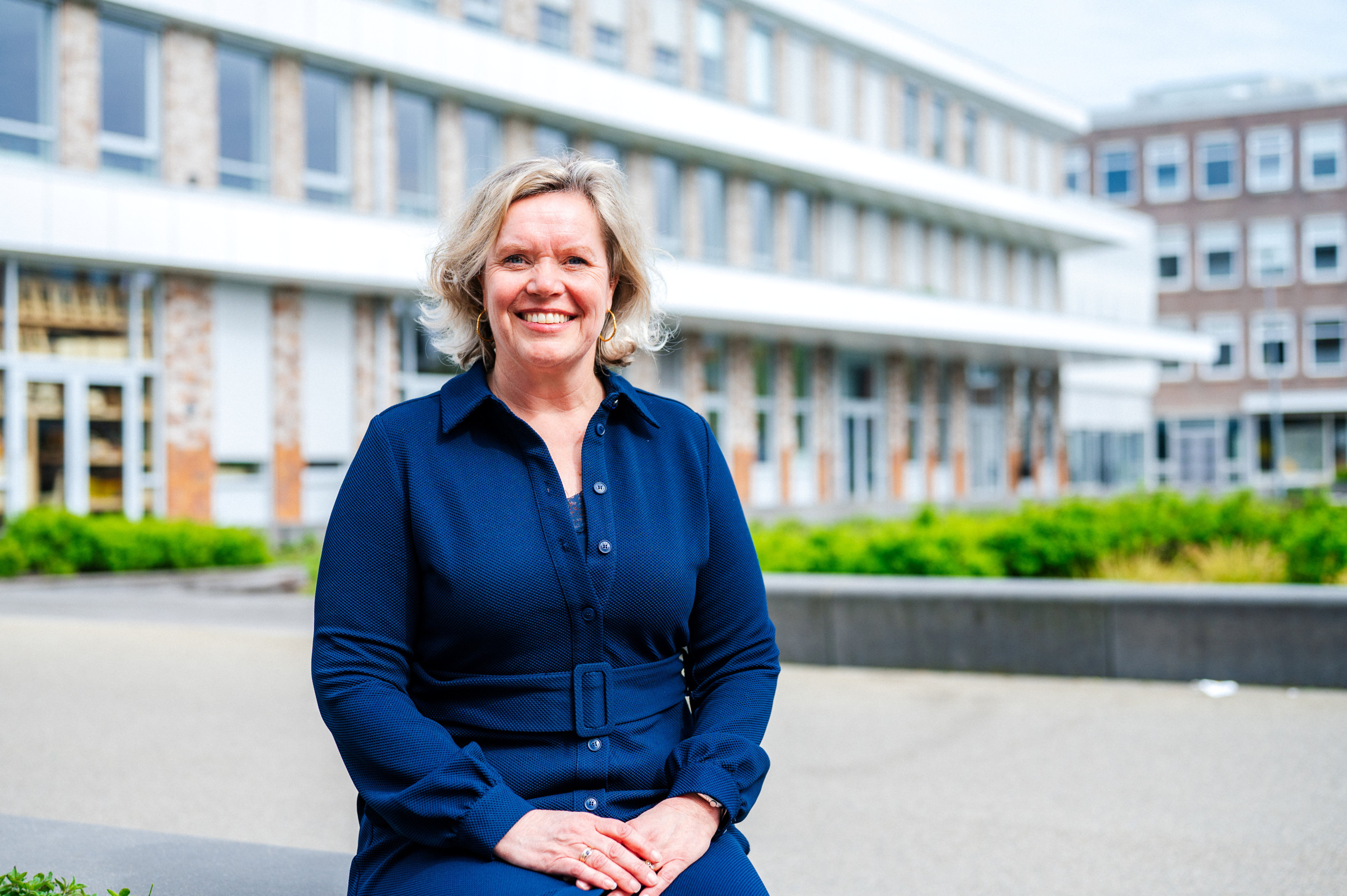 Jolanda van Eyk, adjunct-directeur aan Driestar Educatief, voor het schoolgebouw waarin ze werkt.