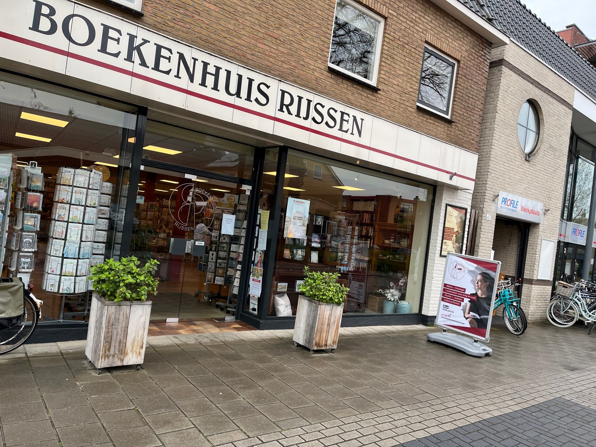 Vooraanzicht van een boekenwinkel