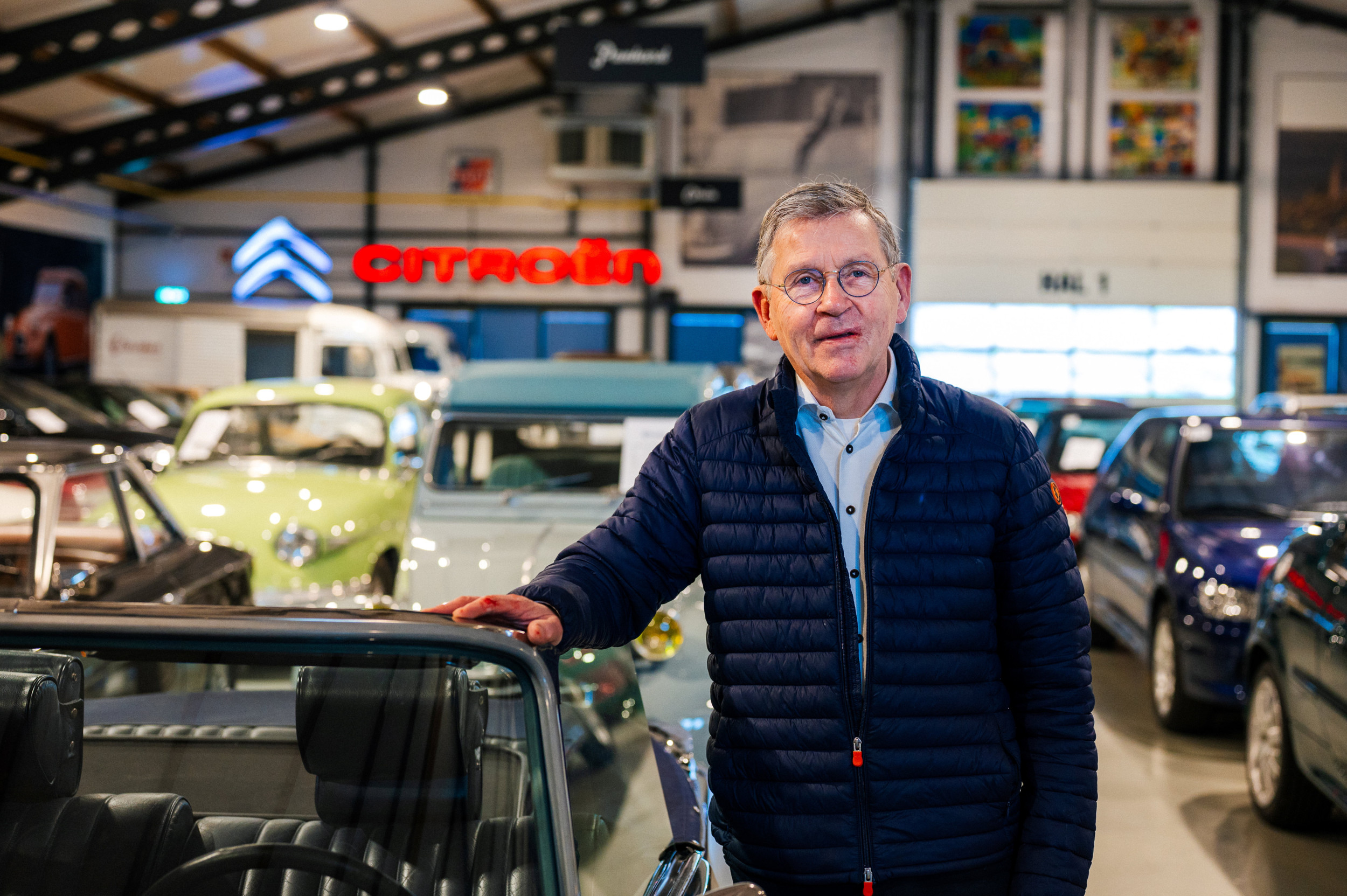 Henk Visscher: „We laten vooral ook ‘gewone’ auto’s uit het verleden zien. Die zijn in feite unieker dan veel kostbare exemplaren die vaker bewaard zijn.” beeld Tineke van der Eems 