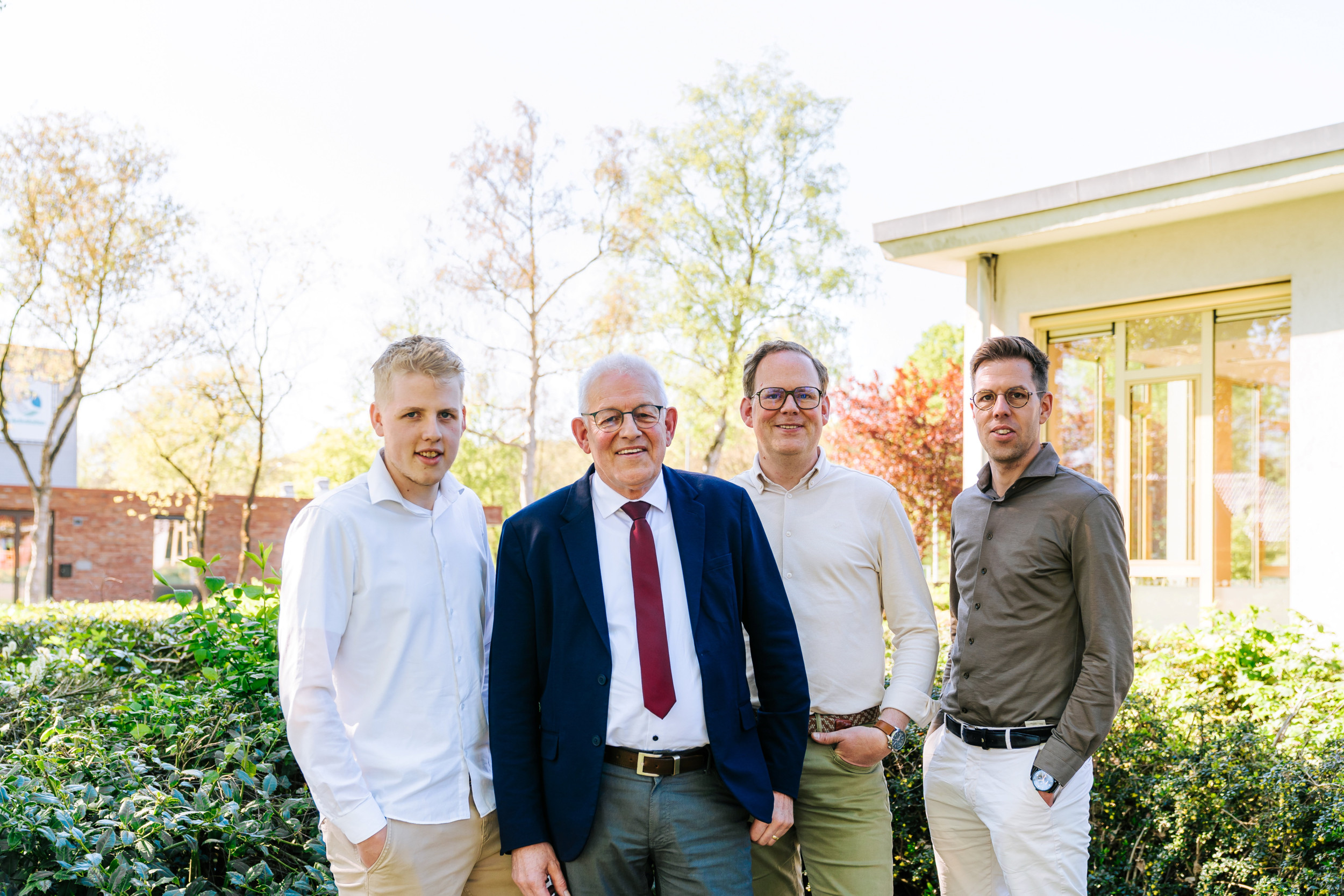 De vier meesters Mosterd voor de school in Harskamp. V.l.n.r.: Jan, Evert sr., Cornelis en Evert jr.