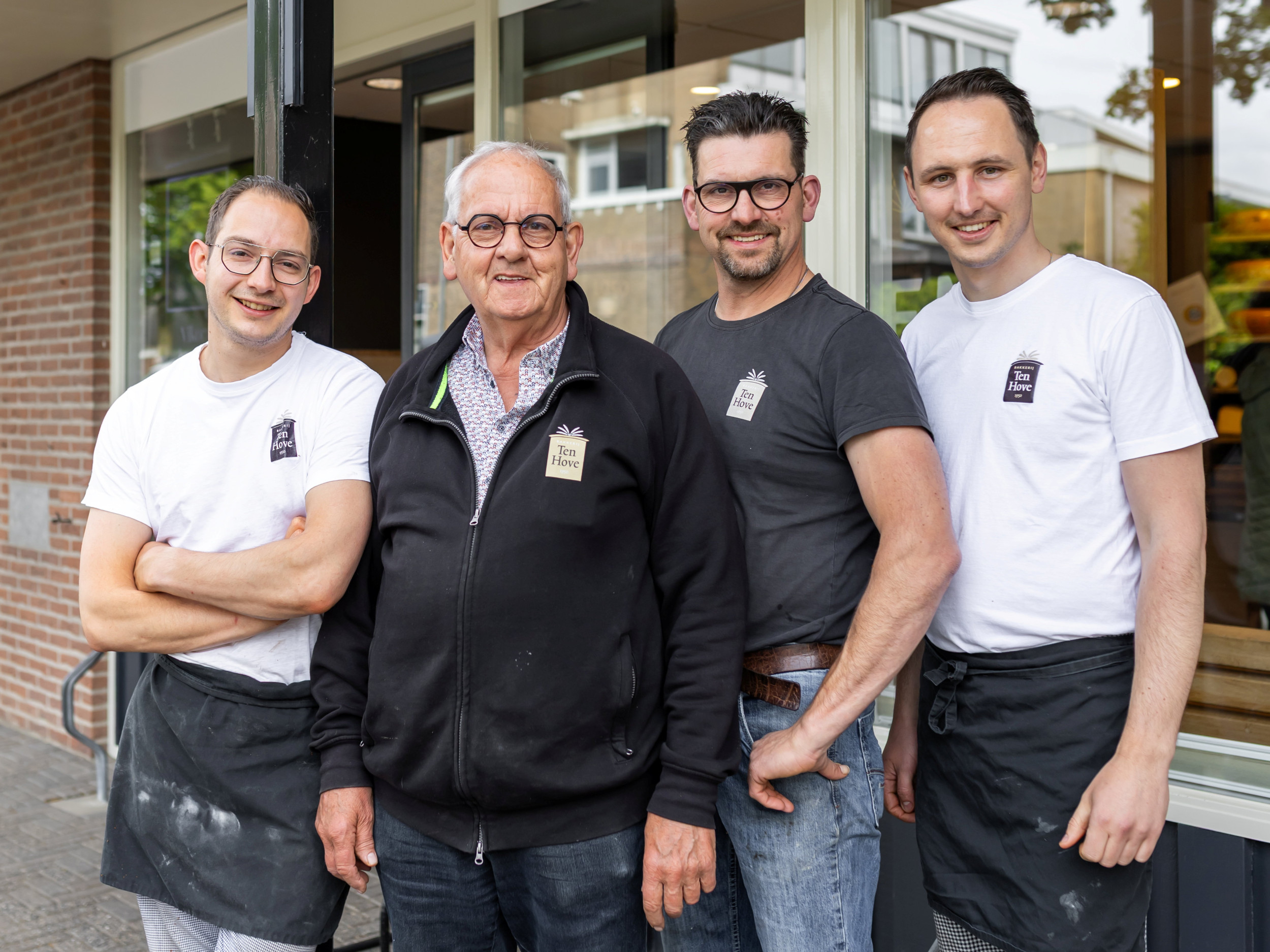 Van links naar rechts: Jan, Henk senior, Henk junior en Carlo. De jongste drie zijn de eigenaars van bakkerij Ten Hove, Henk senior is de voormalige eigenaar.