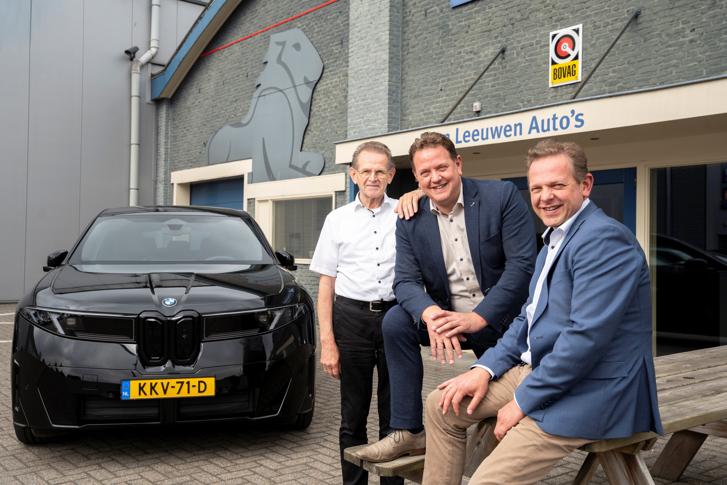De broers Mathijs (R) en Johan van Leeuwen met hun vader, Gert van Leeuwen. beeld Niek Stam