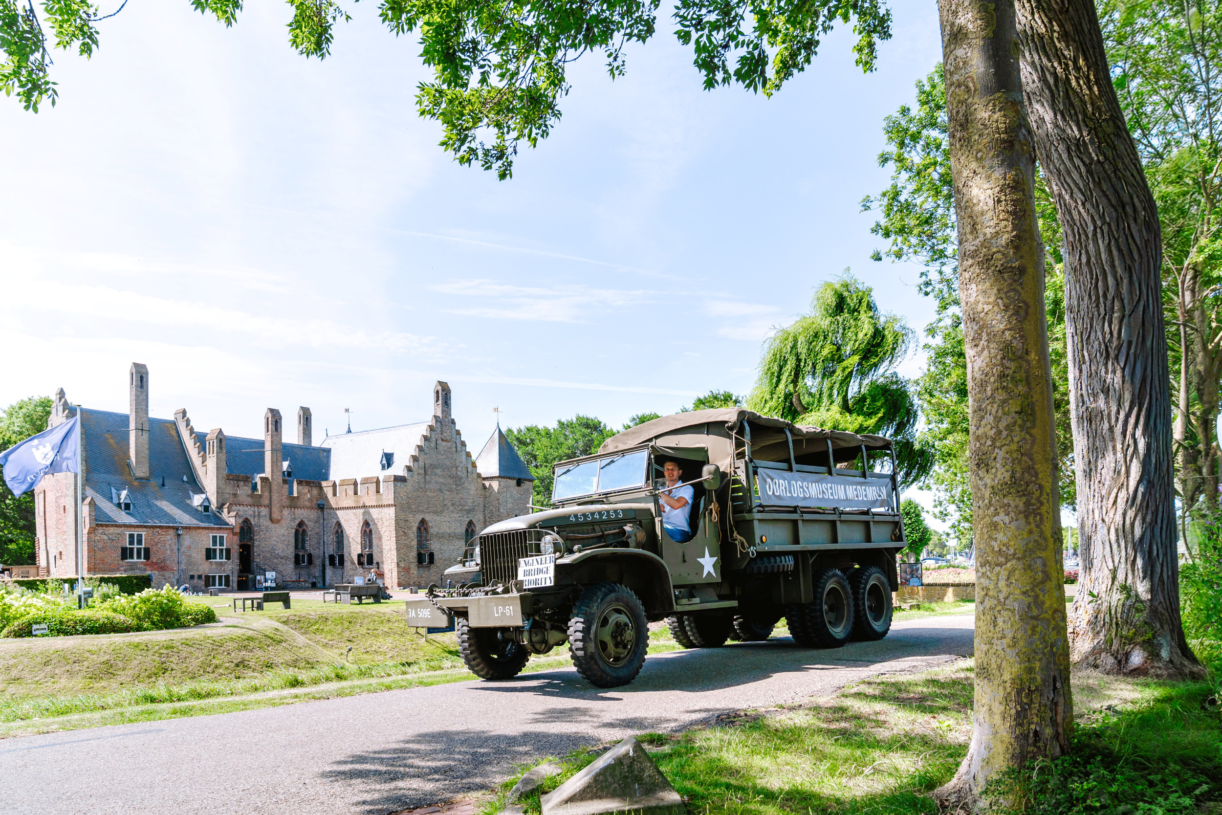 Lars Rustenburg van Oorlogsmuseum Medemblik in een historische legertruck. Vlak voor het uitbreken van de Tweede Wereldoorlog werd De Nachtwacht tijdelijk opgeborgen in Kasteel Radboud. beeld Renate Bleijenberg-van Leeuwen