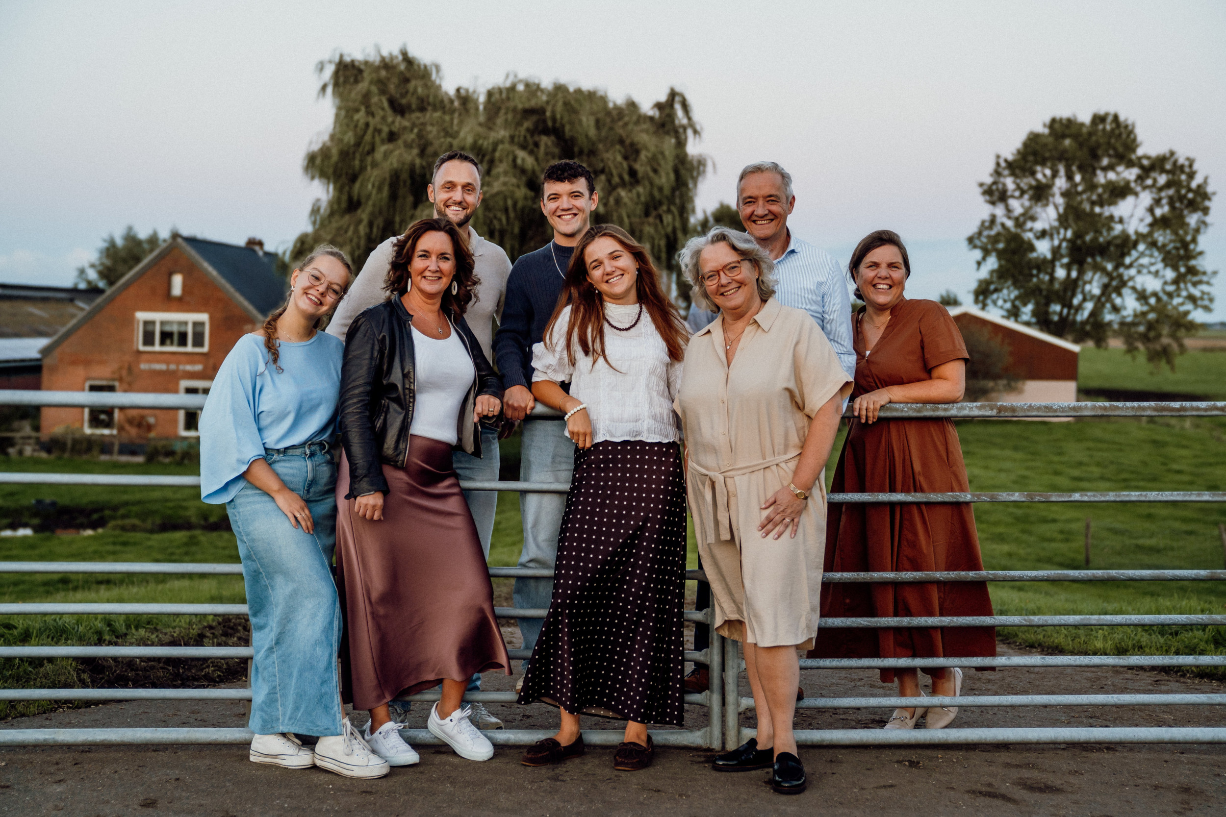 De familie Colijn poseert voor een hek bij een weiland. V.l.n.r. voorste rij: Anne-Co, Jacomien, Jet, Willemieke. Daarachter v.l.n.r.: Jaap, Job, Hendrik-Jan en Lianne.