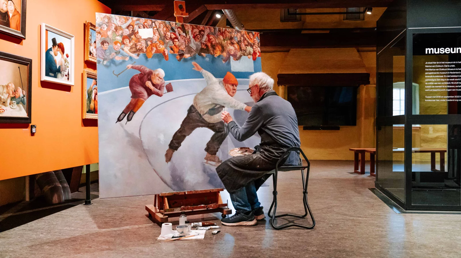 Marius van Dokkum schildert een dag in de week op de zolder van het museum (foto Renate Bleijenberg-van Leeuwen)