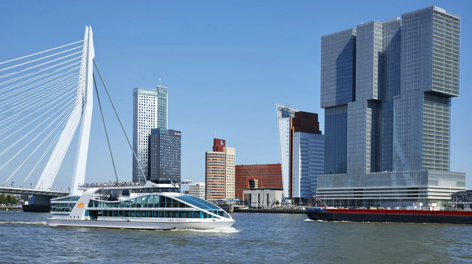U vaart onder de bekende Erasmusbrug door